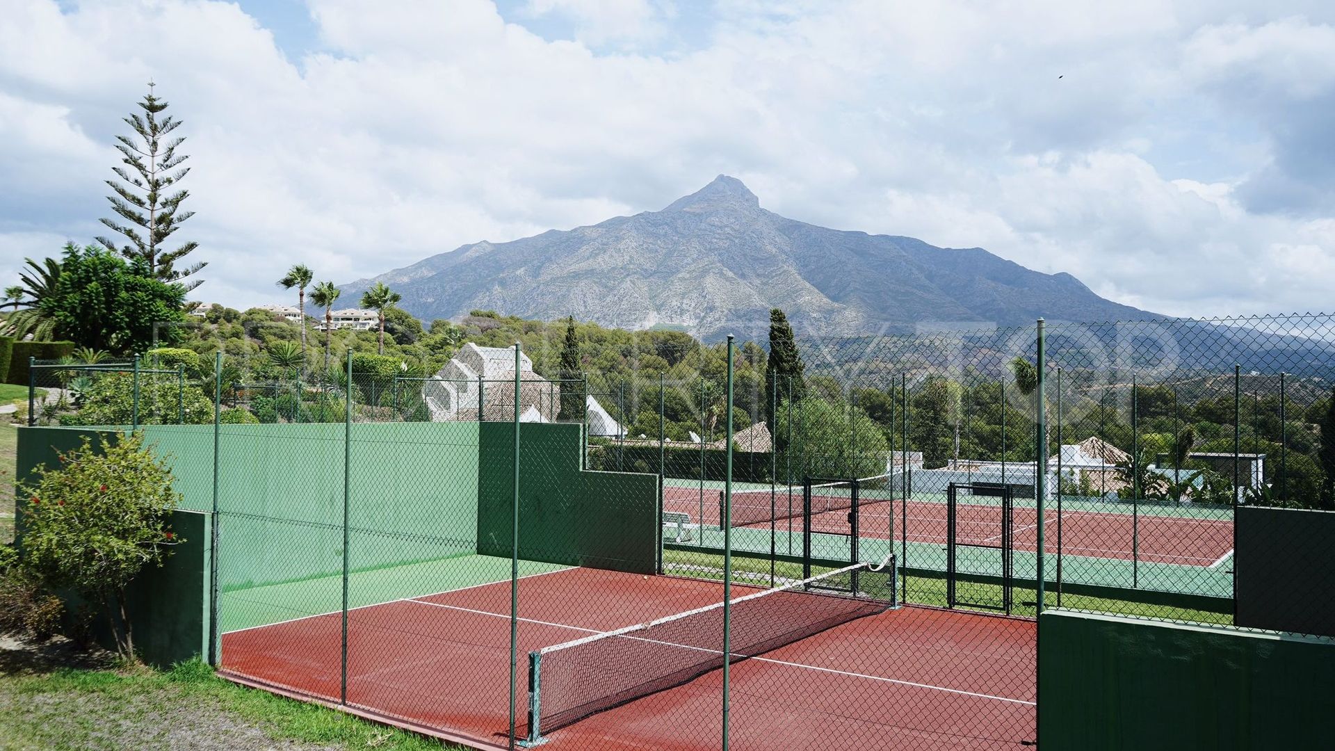 Se vende adosado con 3 dormitorios en Nueva Andalucia