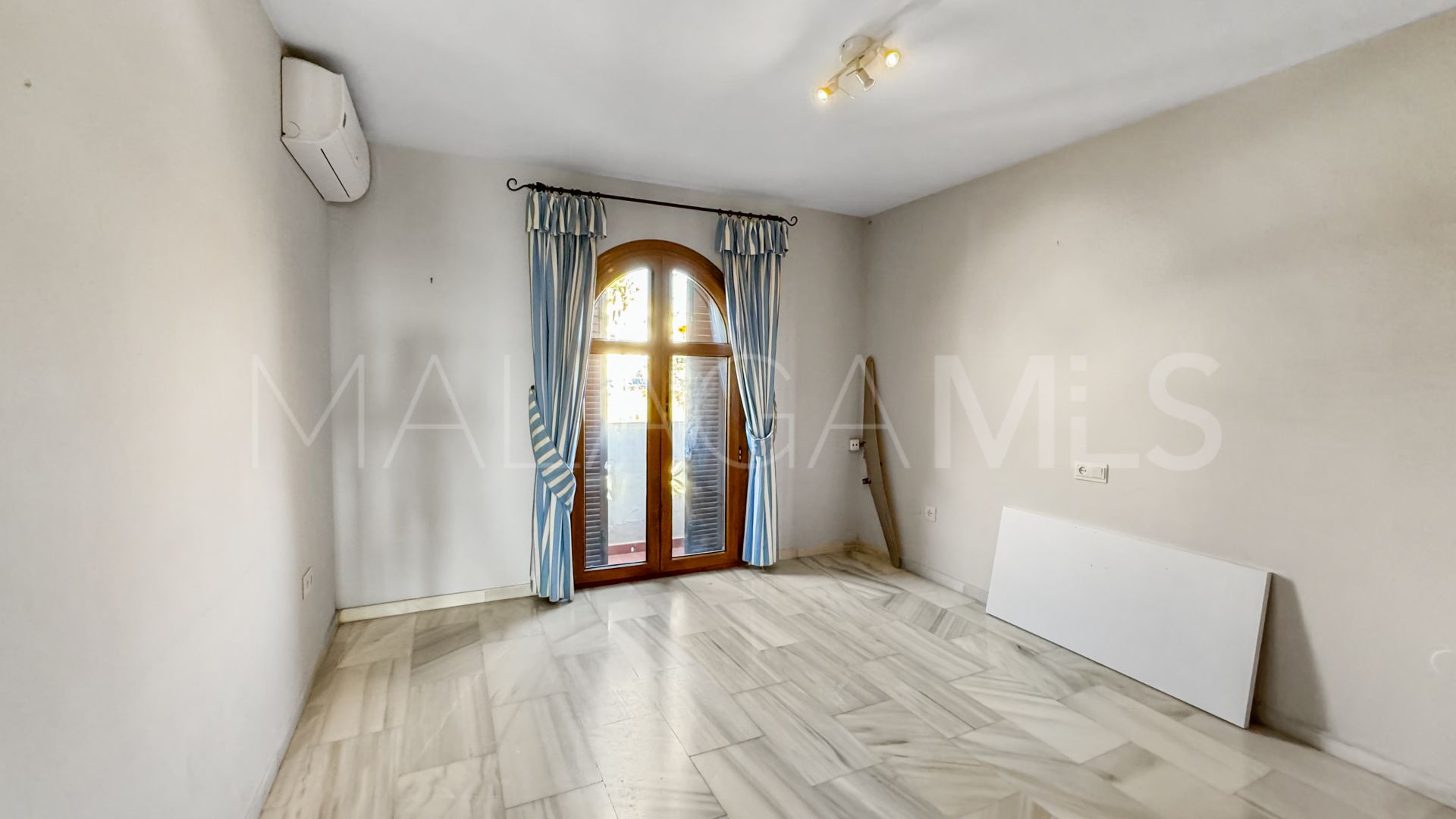 For sale town house in La Duquesa