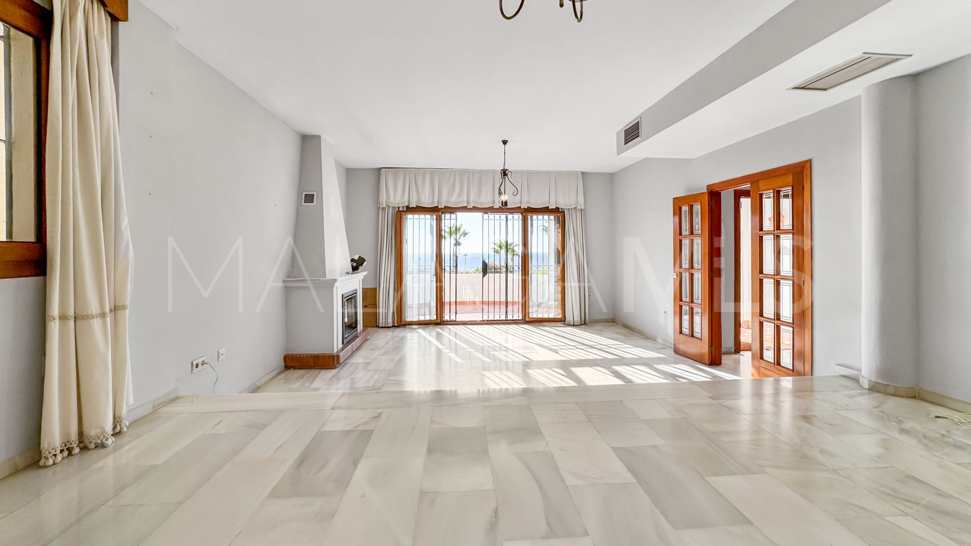 For sale town house in La Duquesa