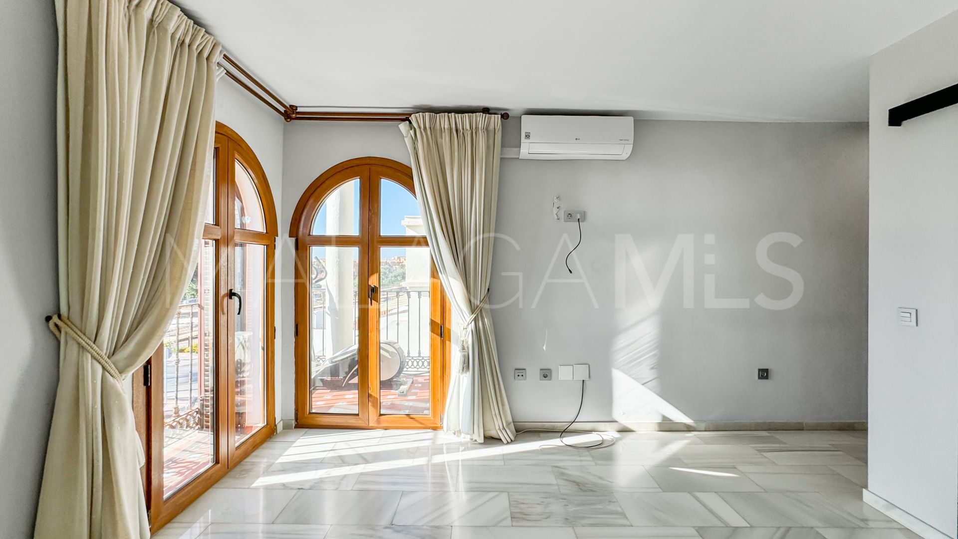 For sale town house in La Duquesa