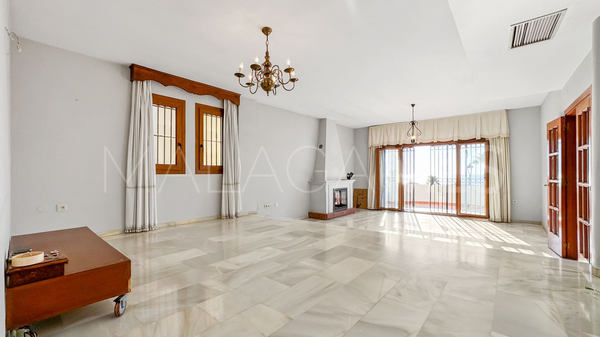 For sale town house in La Duquesa