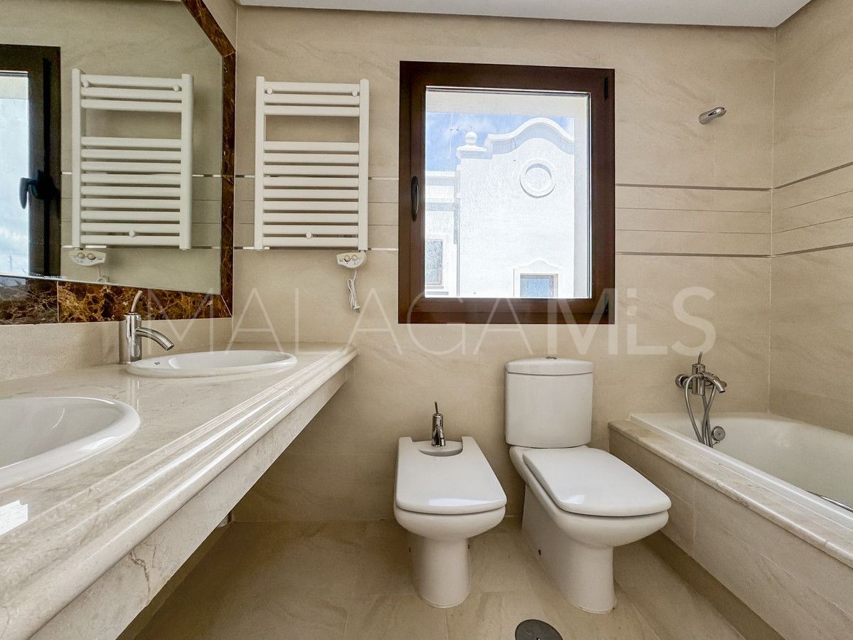 Buy villa in Estepona with 3 bedrooms