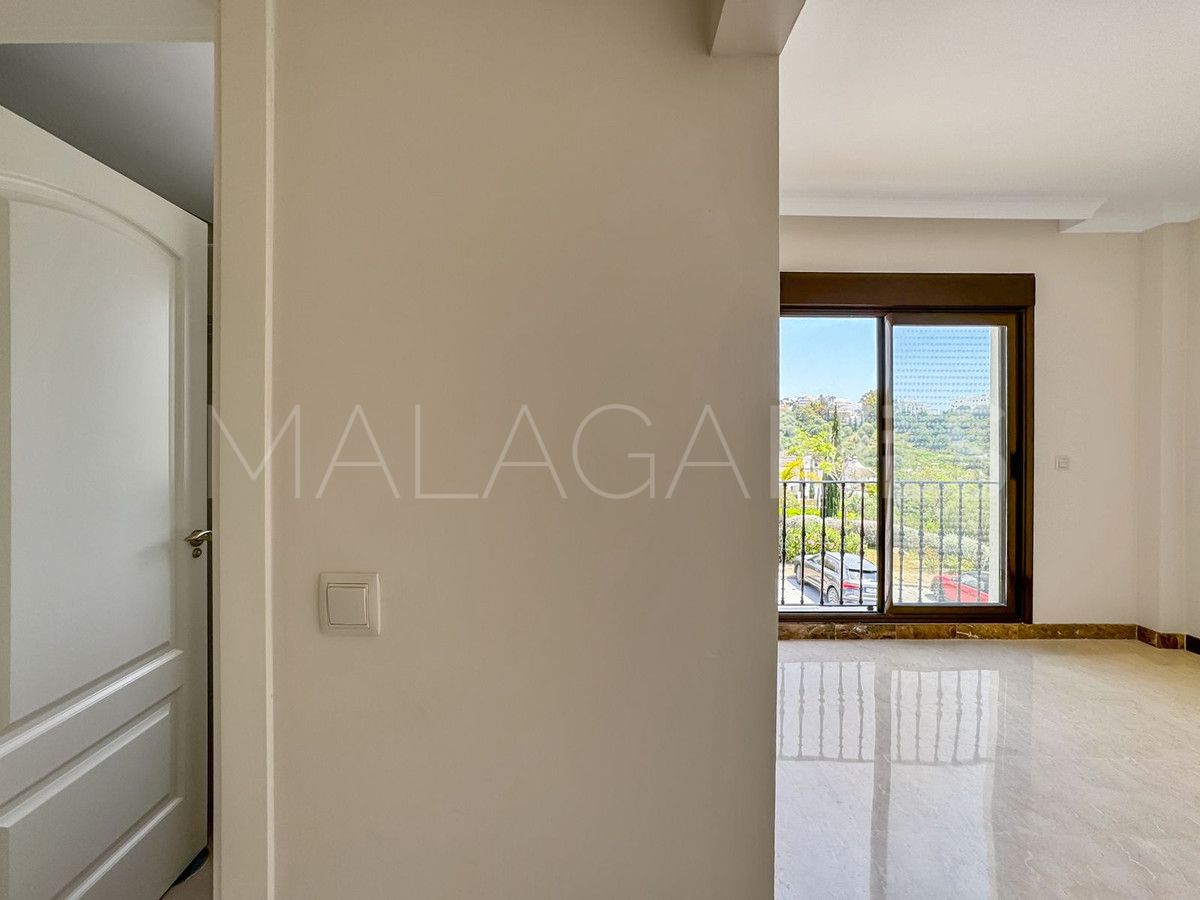 Buy villa in Estepona with 3 bedrooms