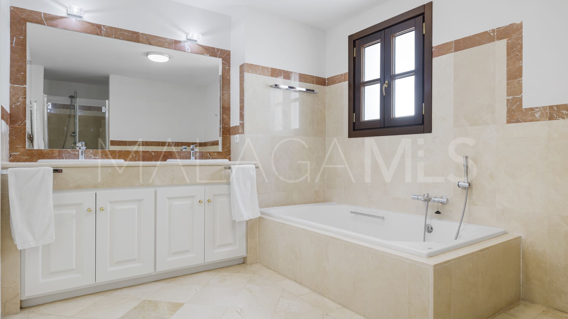 Town house for sale in Benahavis with 5 bedrooms