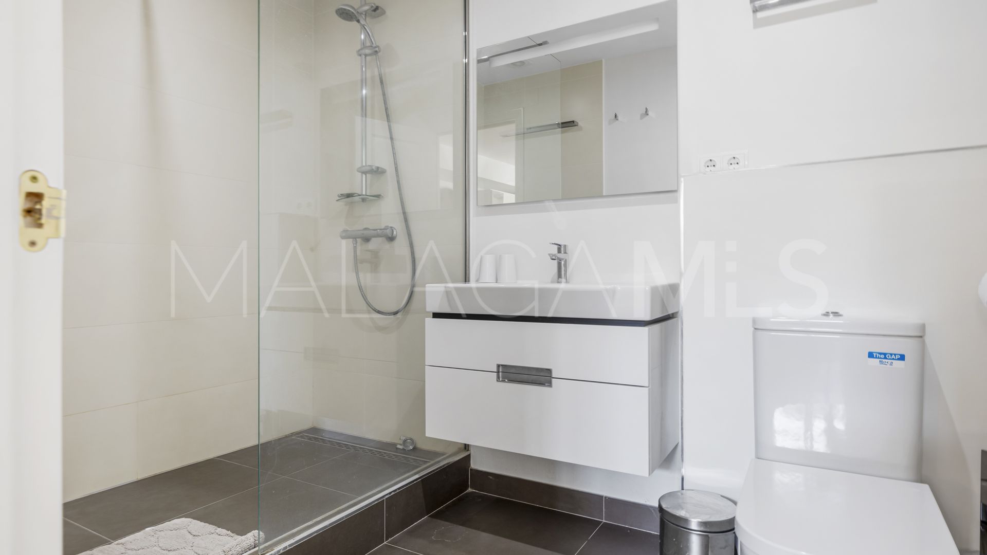 Town house for sale in Benahavis with 5 bedrooms