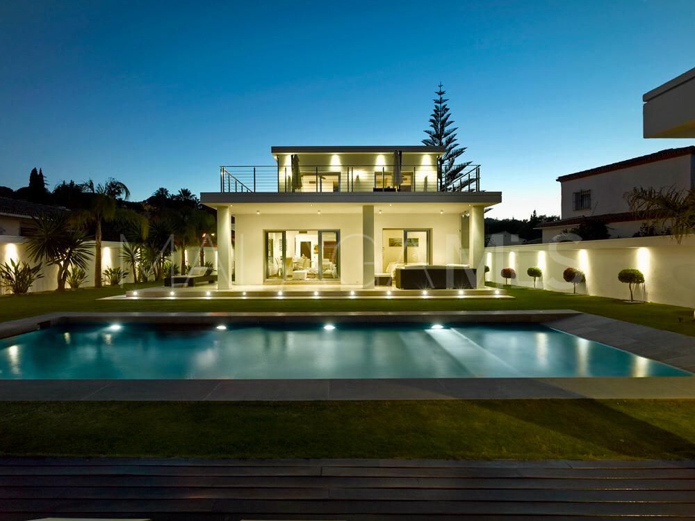 For sale villa with 4 bedrooms in Nueva Andalucia