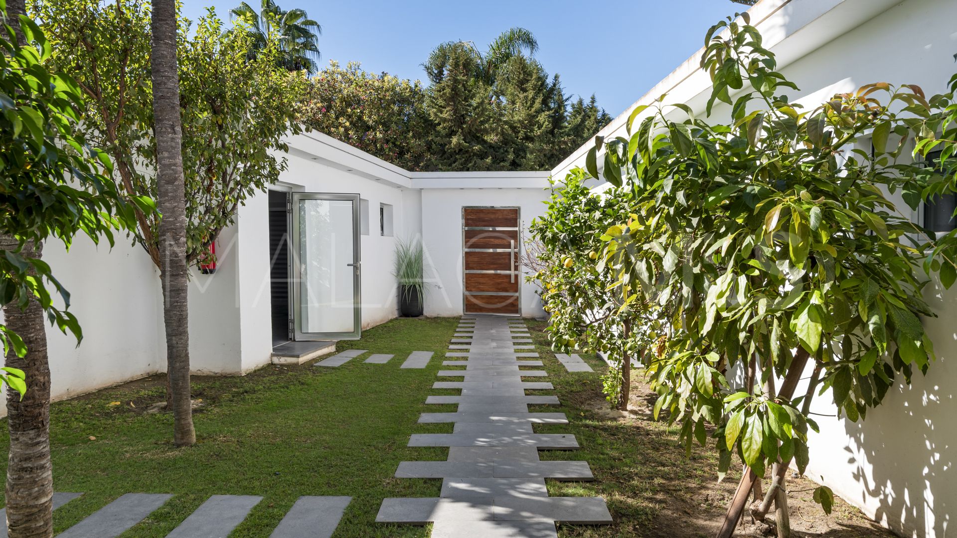 For sale villa with 4 bedrooms in Nueva Andalucia