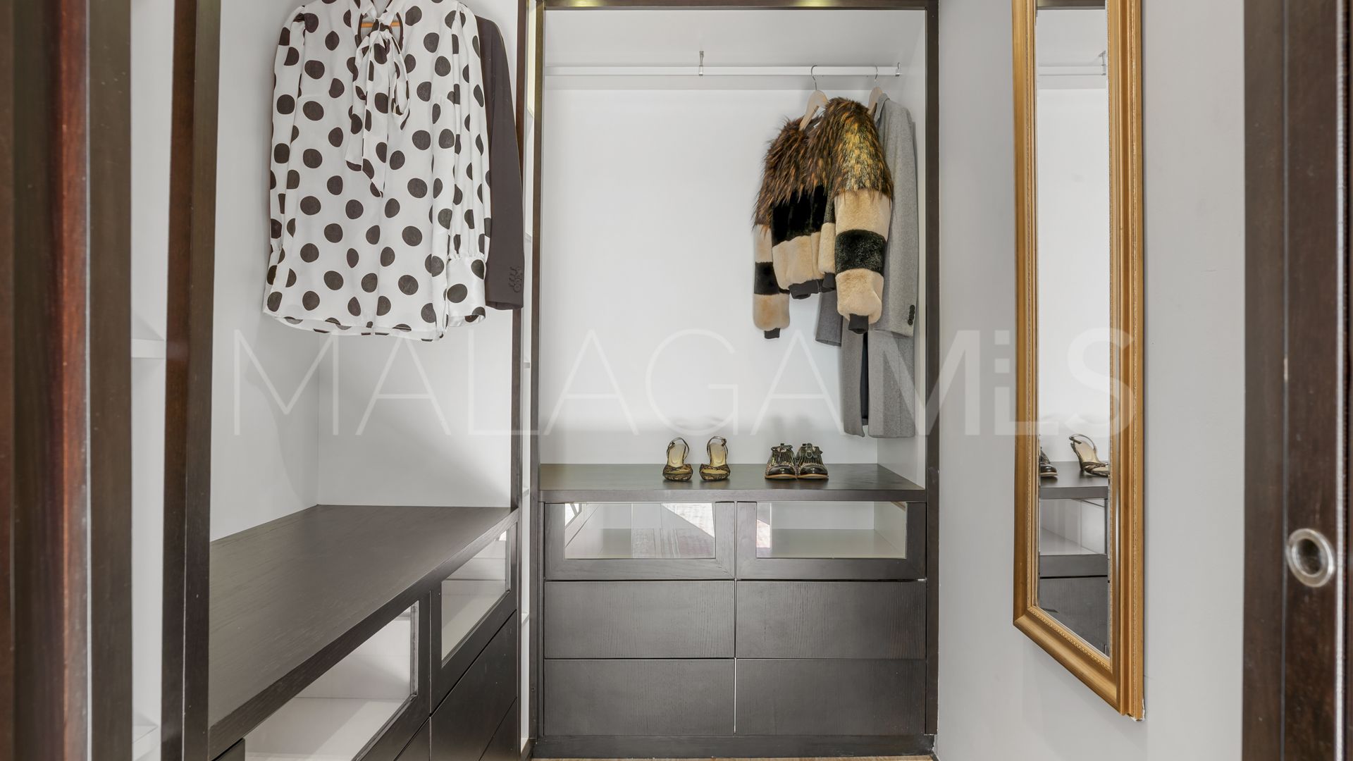 For sale villa with 4 bedrooms in Nueva Andalucia