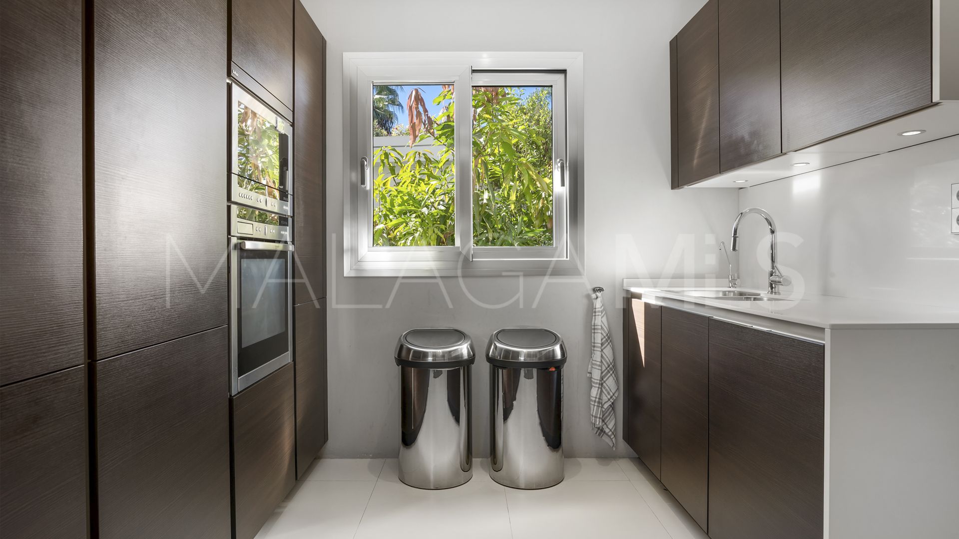 For sale villa with 4 bedrooms in Nueva Andalucia