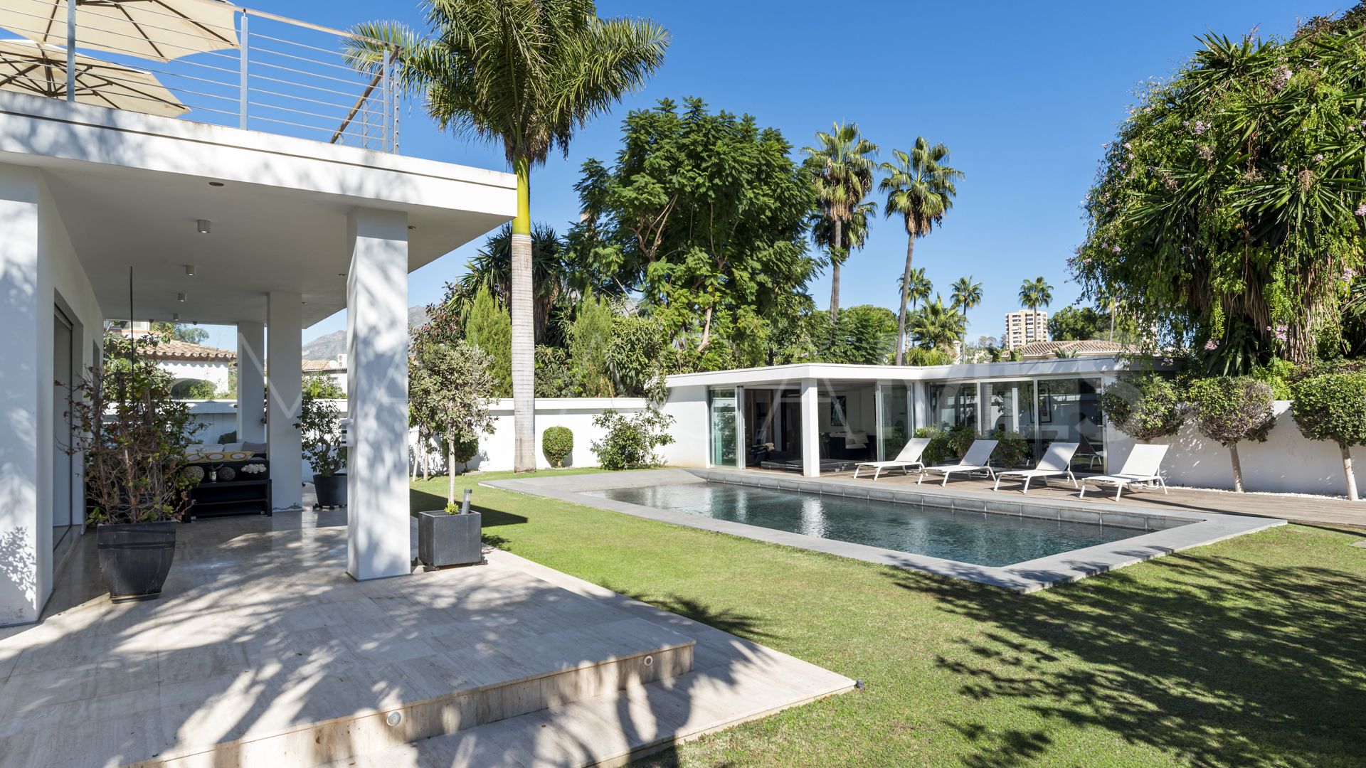 For sale villa with 4 bedrooms in Nueva Andalucia