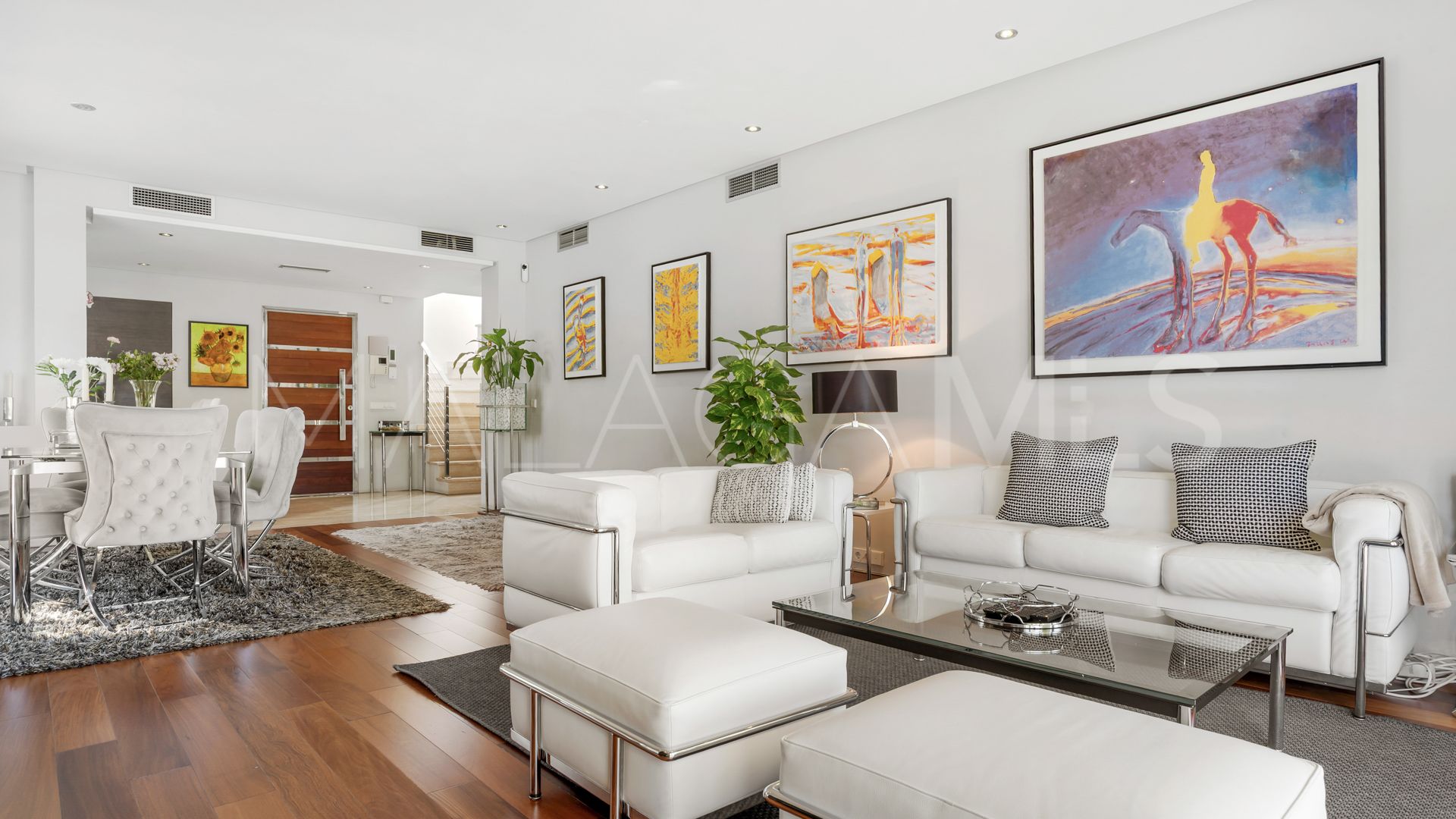 For sale villa with 4 bedrooms in Nueva Andalucia