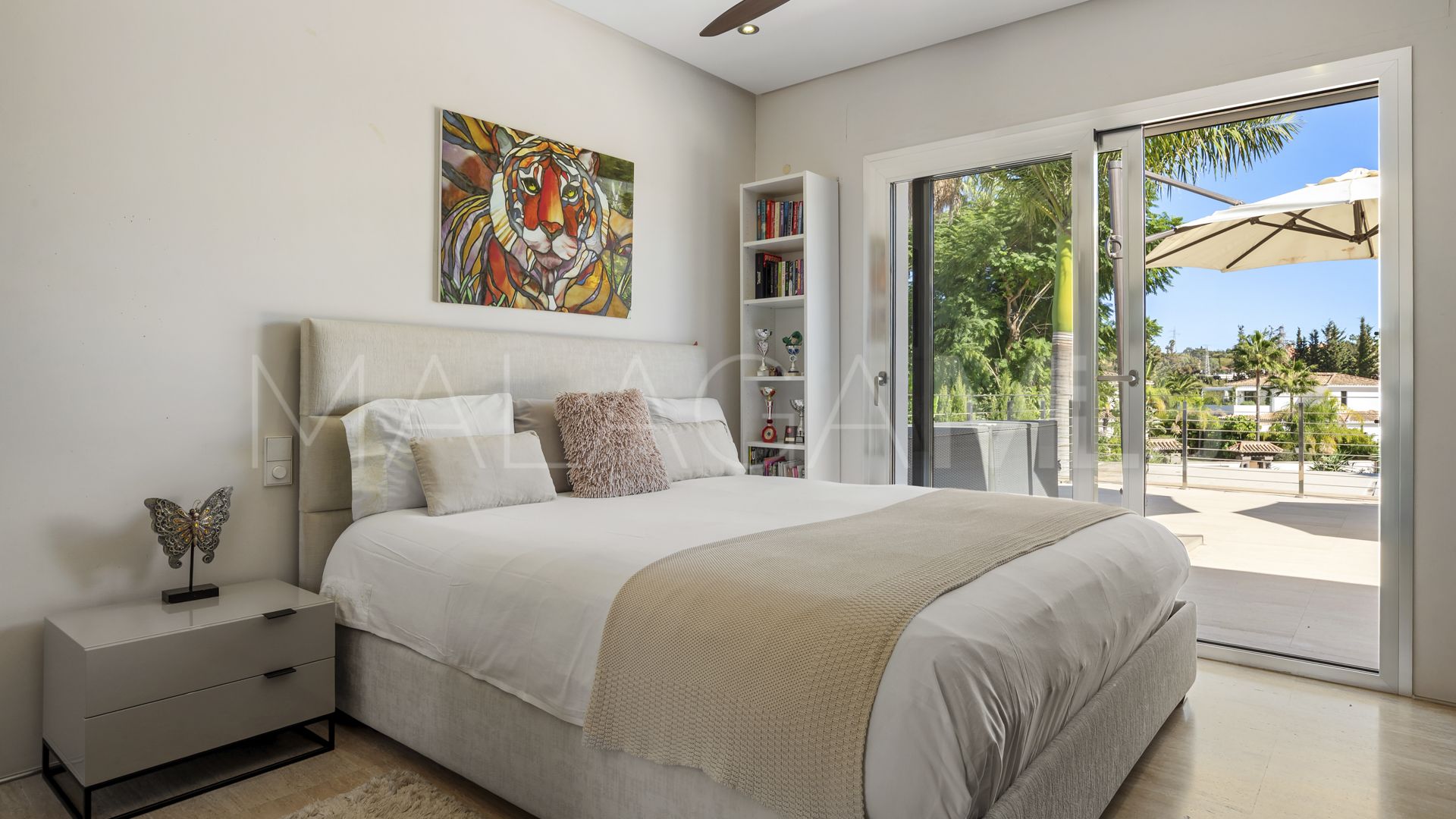 For sale villa with 4 bedrooms in Nueva Andalucia