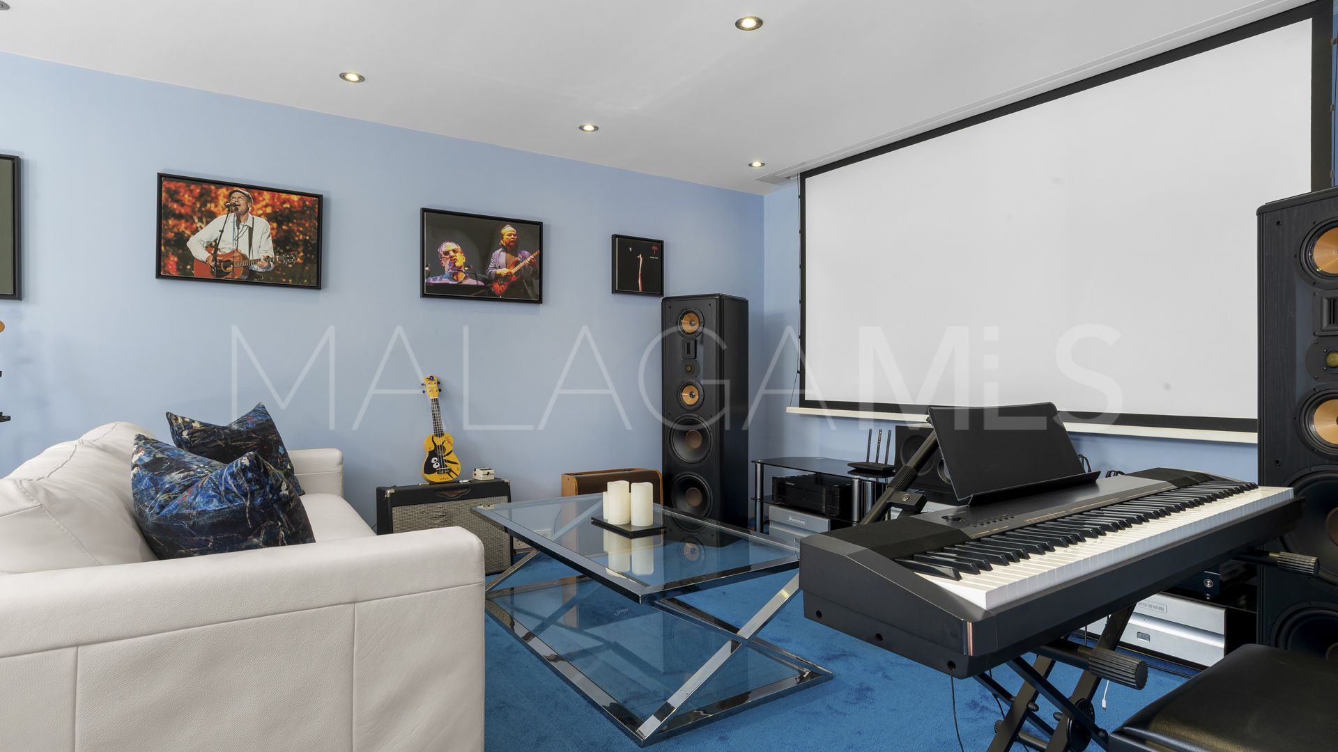 For sale villa with 4 bedrooms in Nueva Andalucia