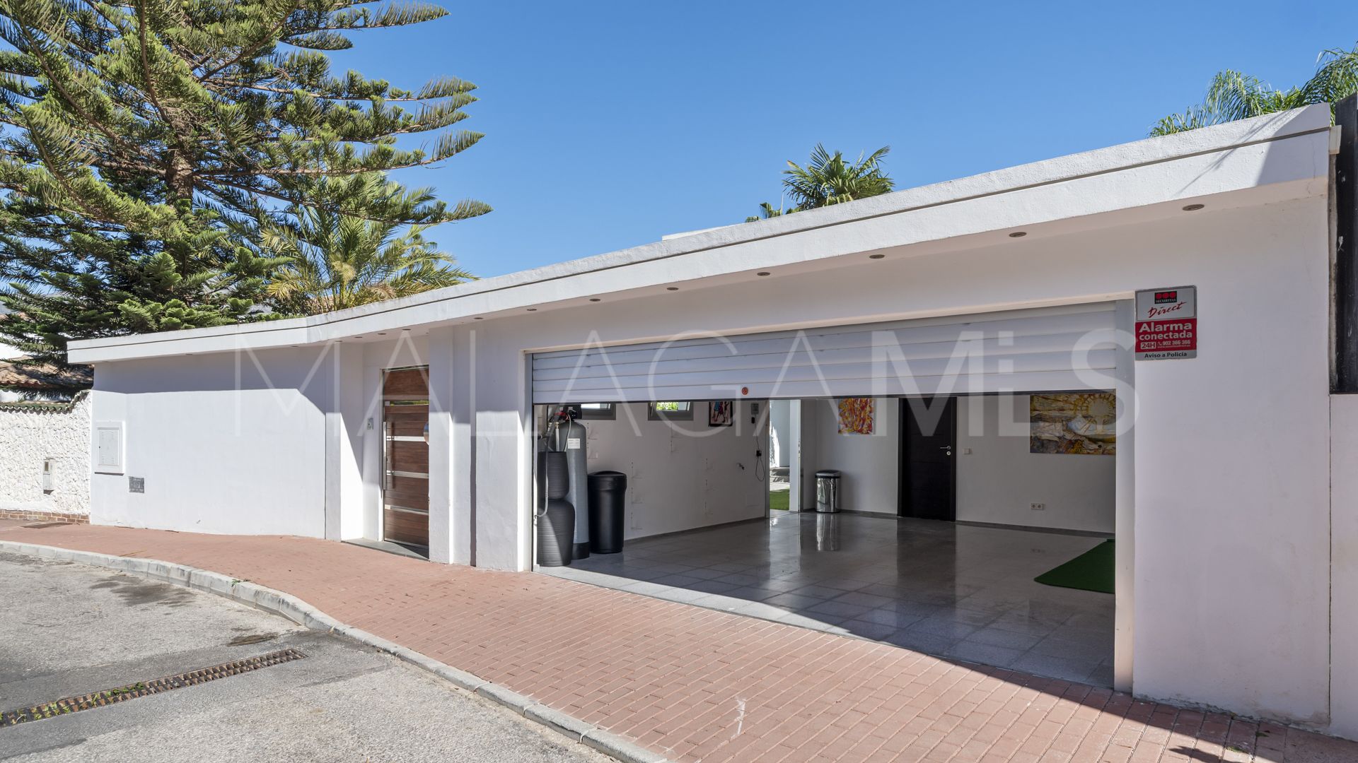 For sale villa with 4 bedrooms in Nueva Andalucia