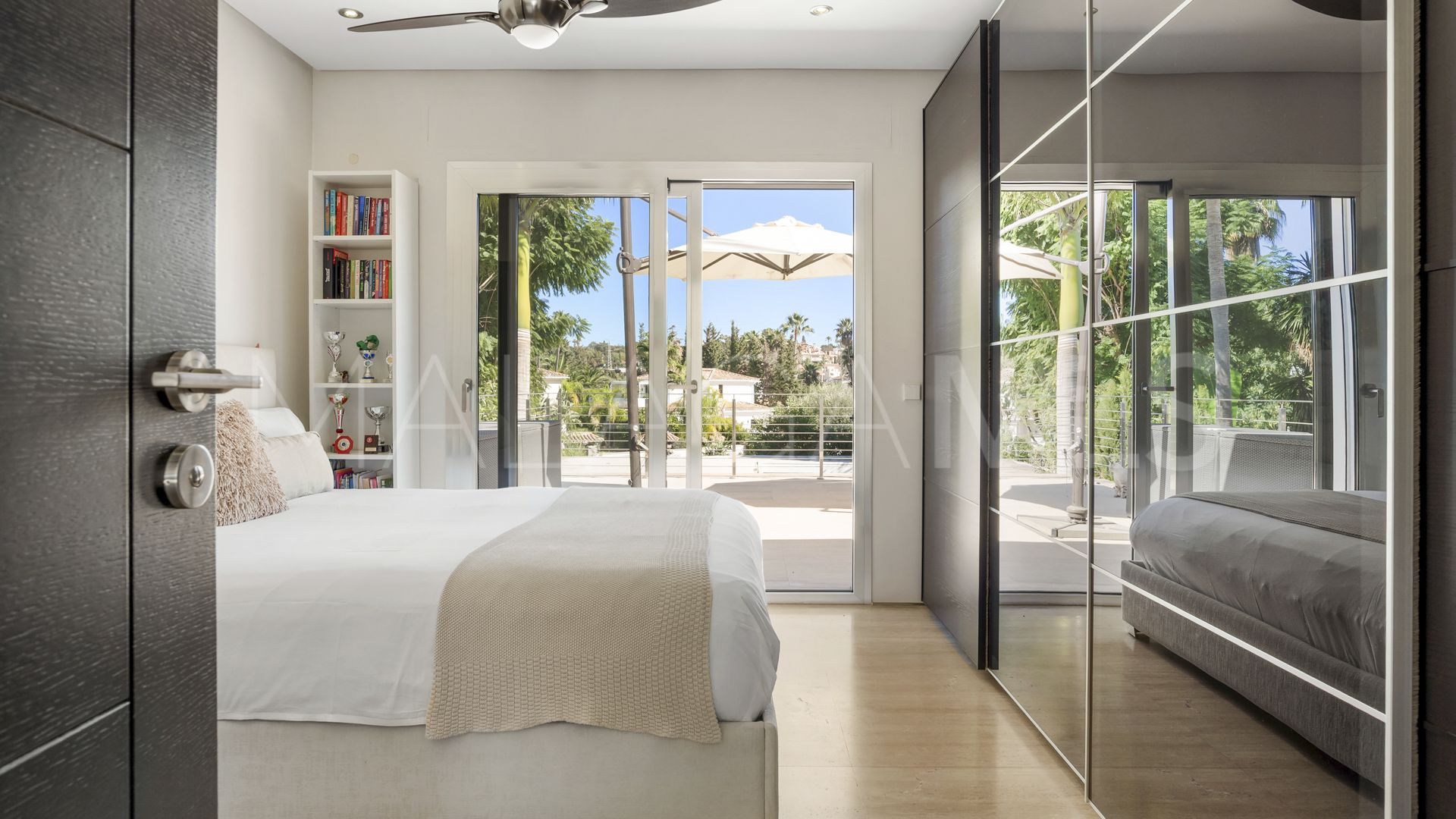 For sale villa with 4 bedrooms in Nueva Andalucia