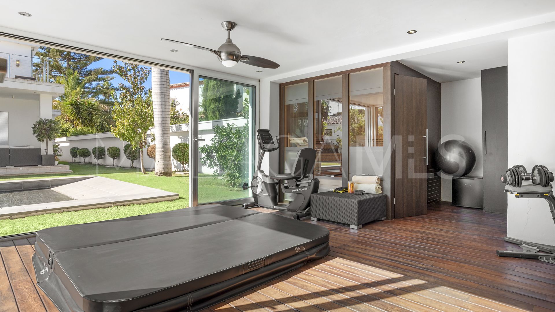 For sale villa with 4 bedrooms in Nueva Andalucia