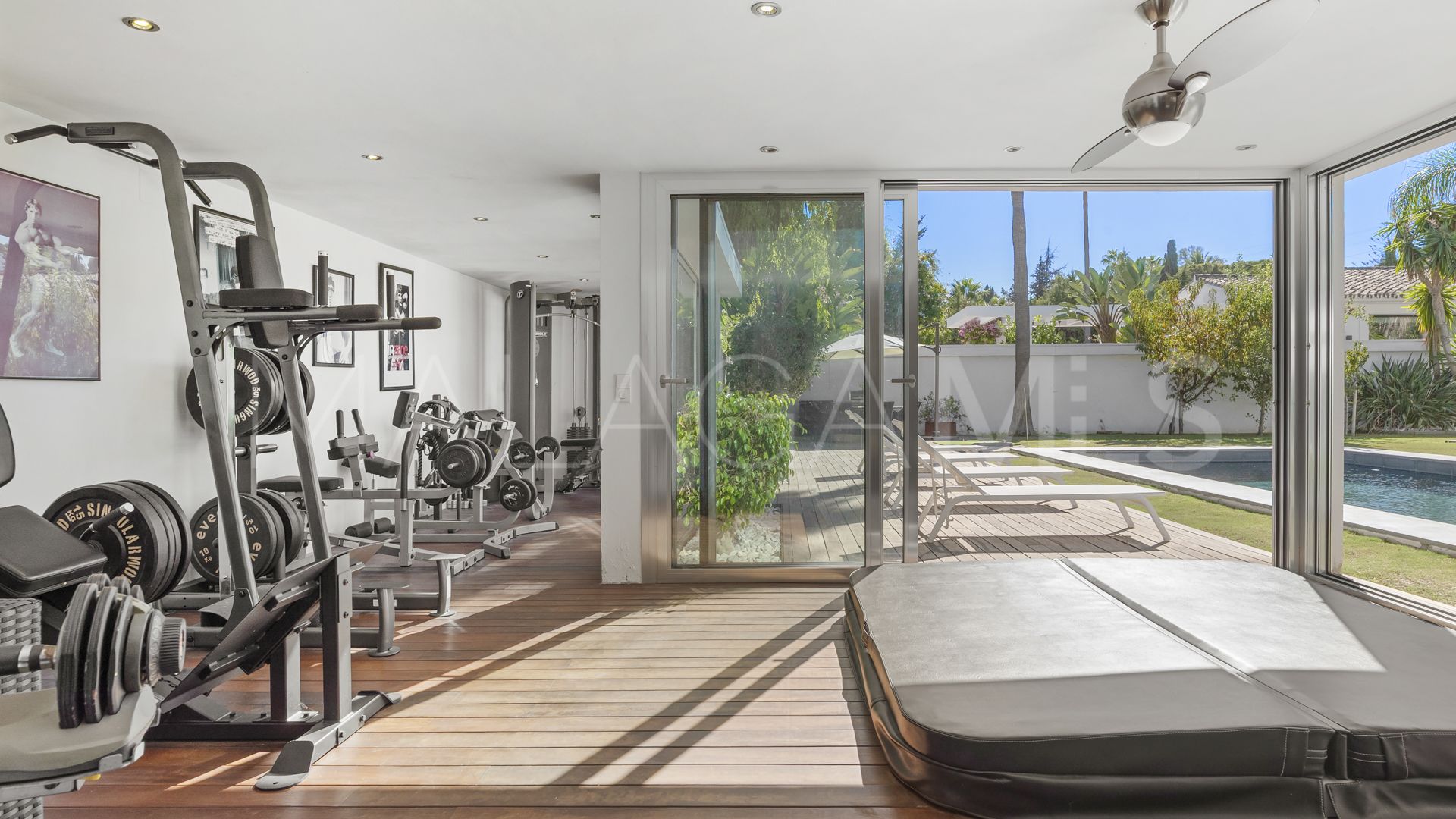 For sale villa with 4 bedrooms in Nueva Andalucia