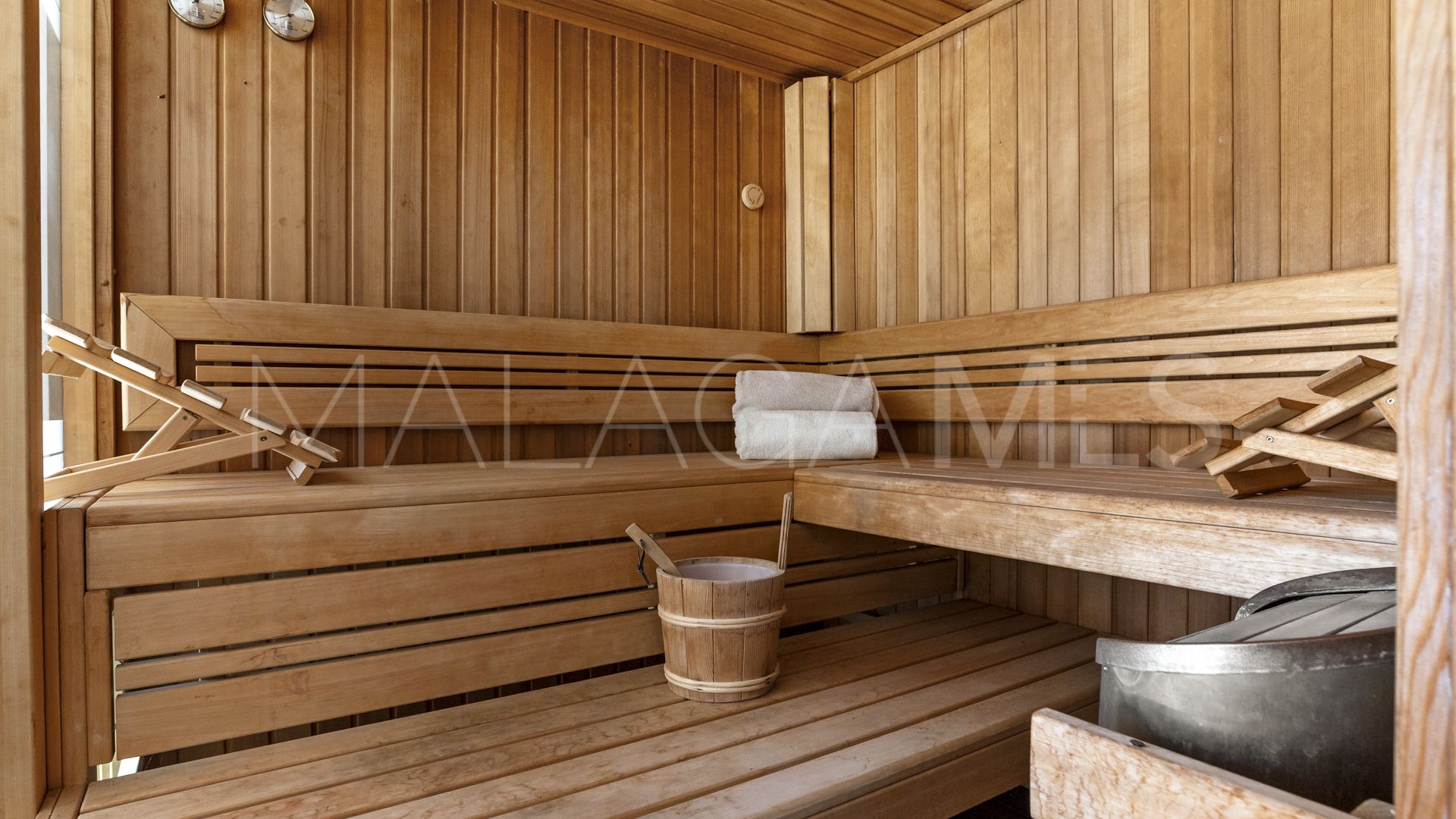 For sale villa with 4 bedrooms in Nueva Andalucia