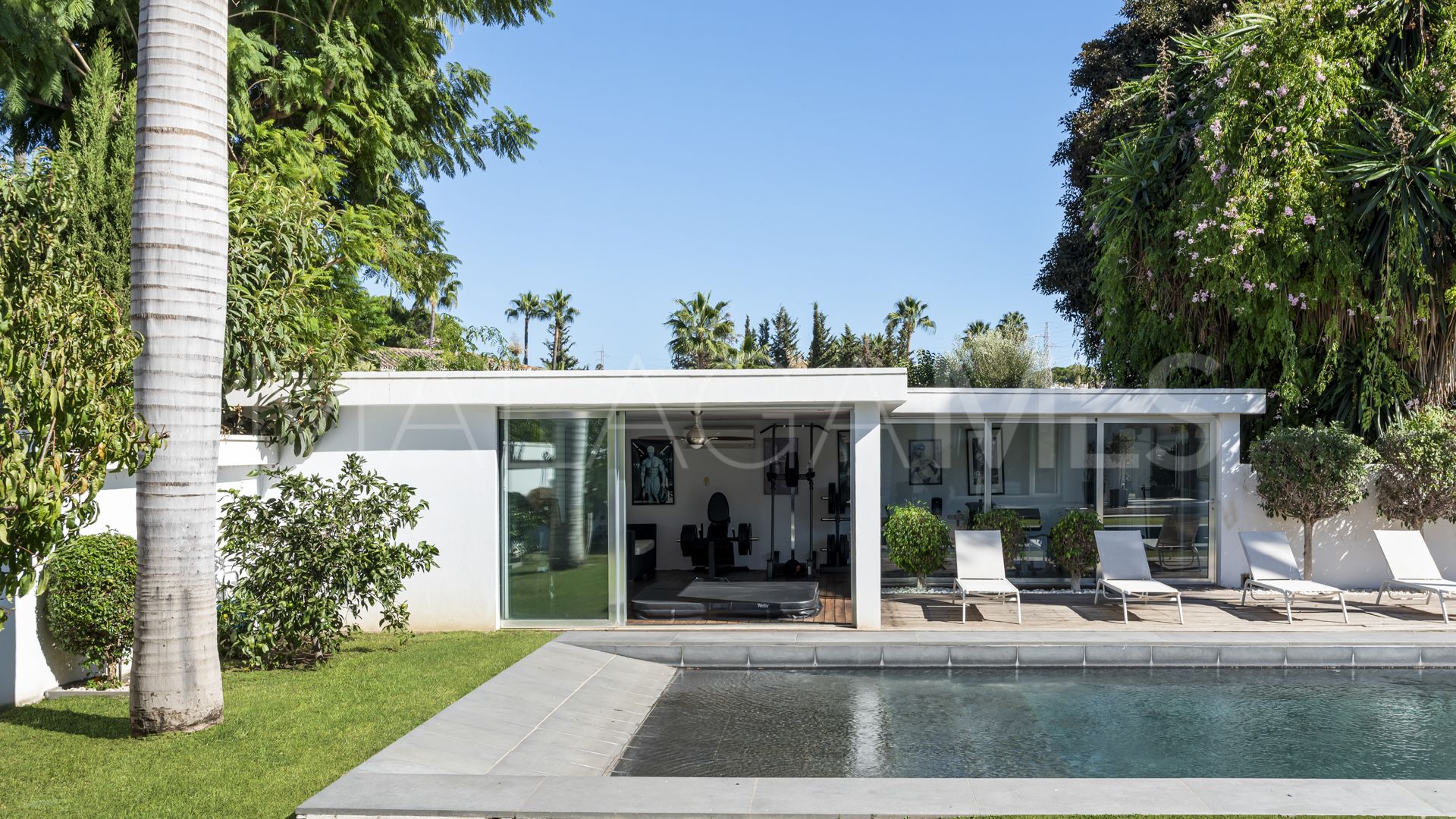 For sale villa with 4 bedrooms in Nueva Andalucia