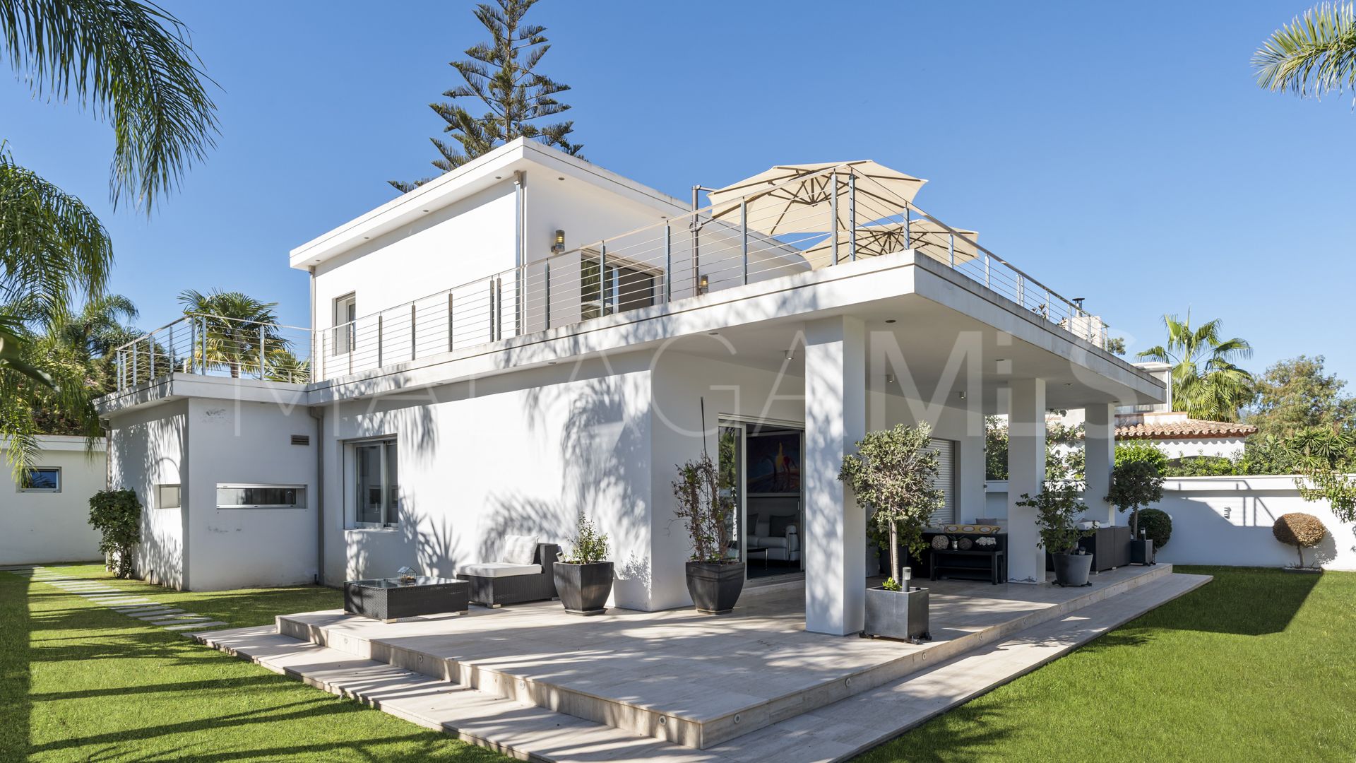 For sale villa with 4 bedrooms in Nueva Andalucia