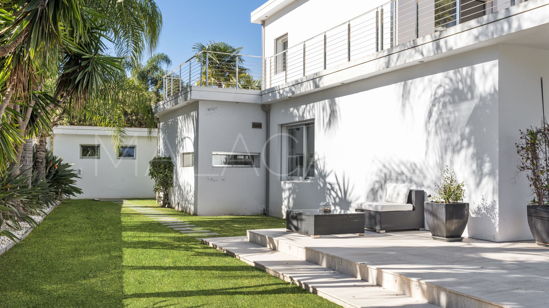 For sale villa with 4 bedrooms in Nueva Andalucia