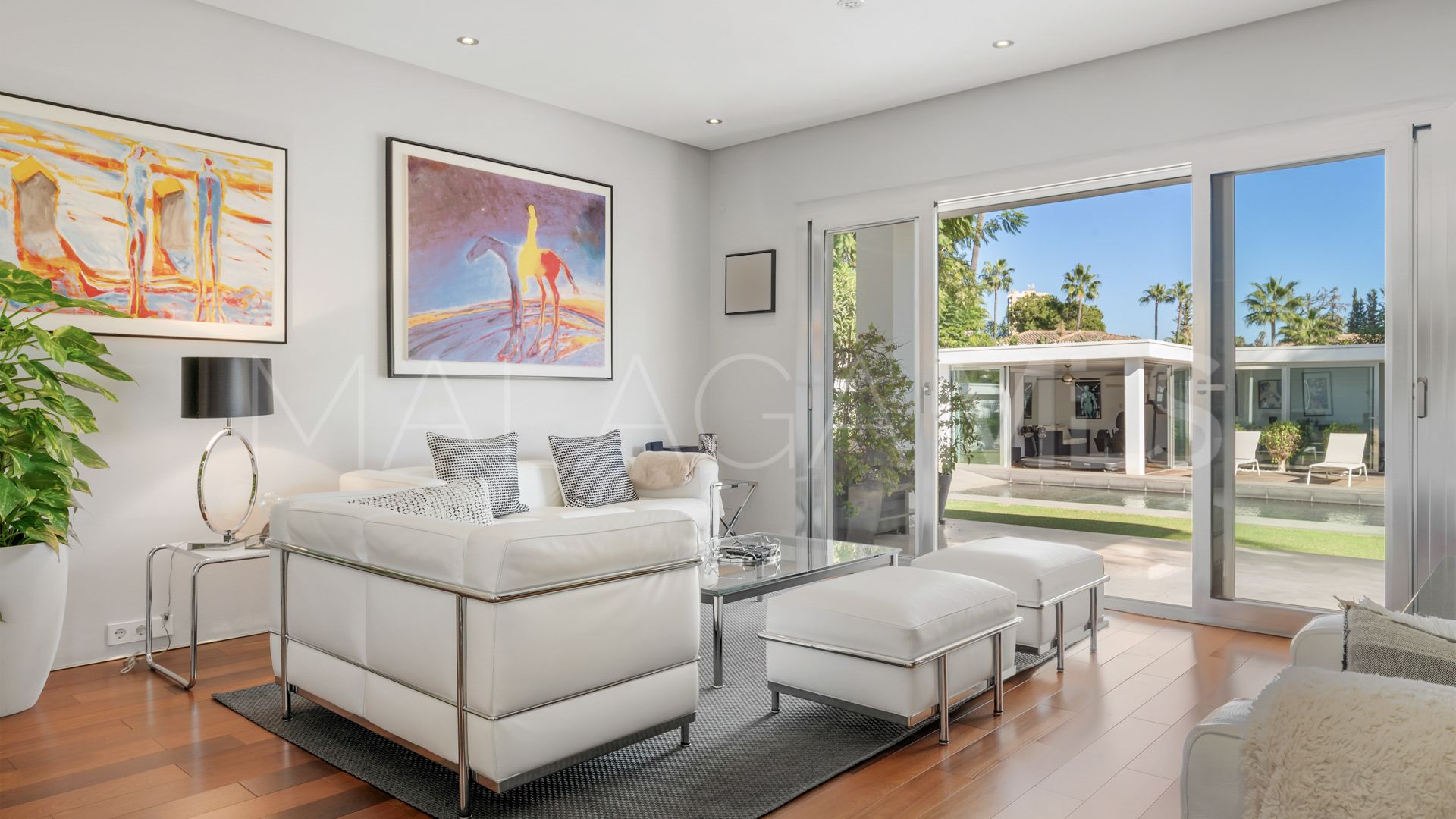 For sale villa with 4 bedrooms in Nueva Andalucia