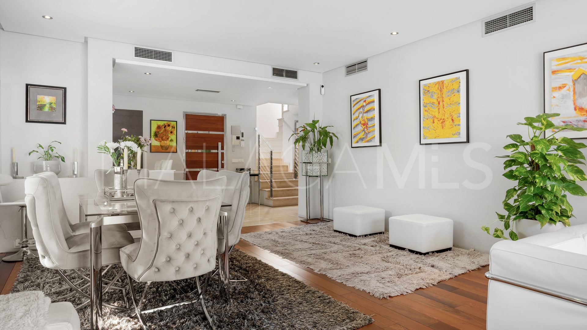 For sale villa with 4 bedrooms in Nueva Andalucia