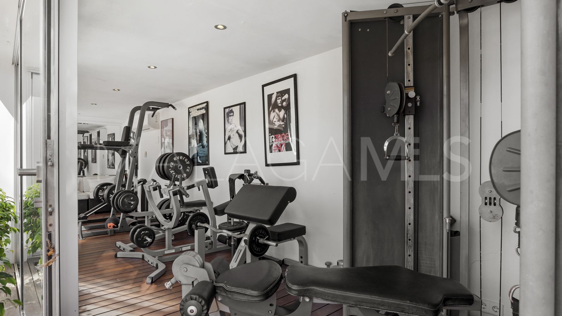 For sale villa with 4 bedrooms in Nueva Andalucia