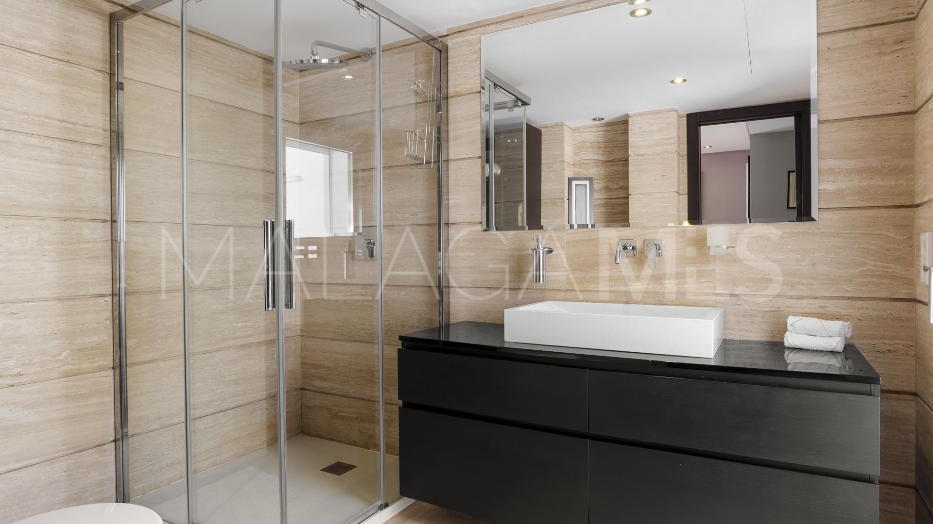 For sale villa with 4 bedrooms in Nueva Andalucia