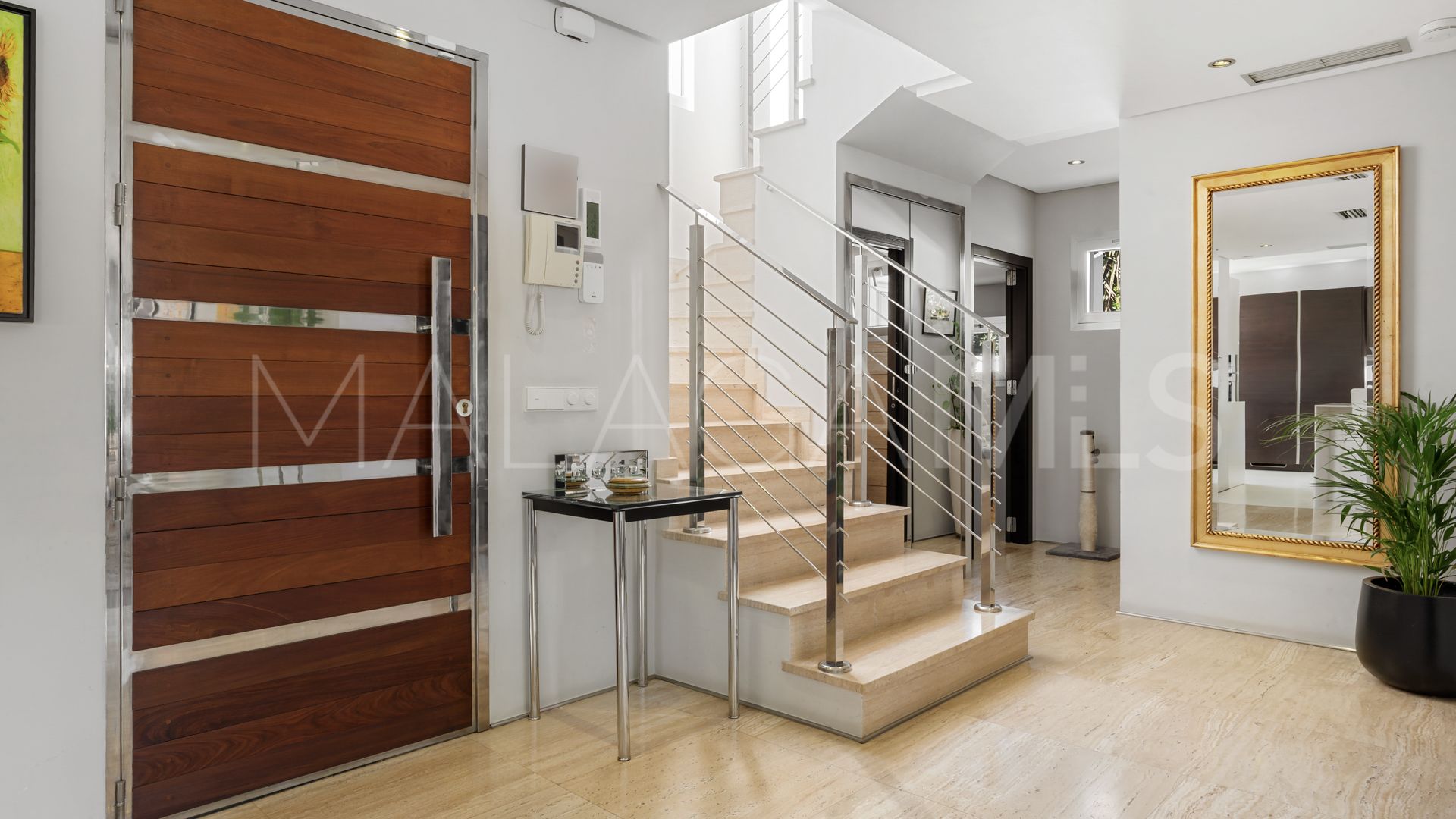 For sale villa with 4 bedrooms in Nueva Andalucia