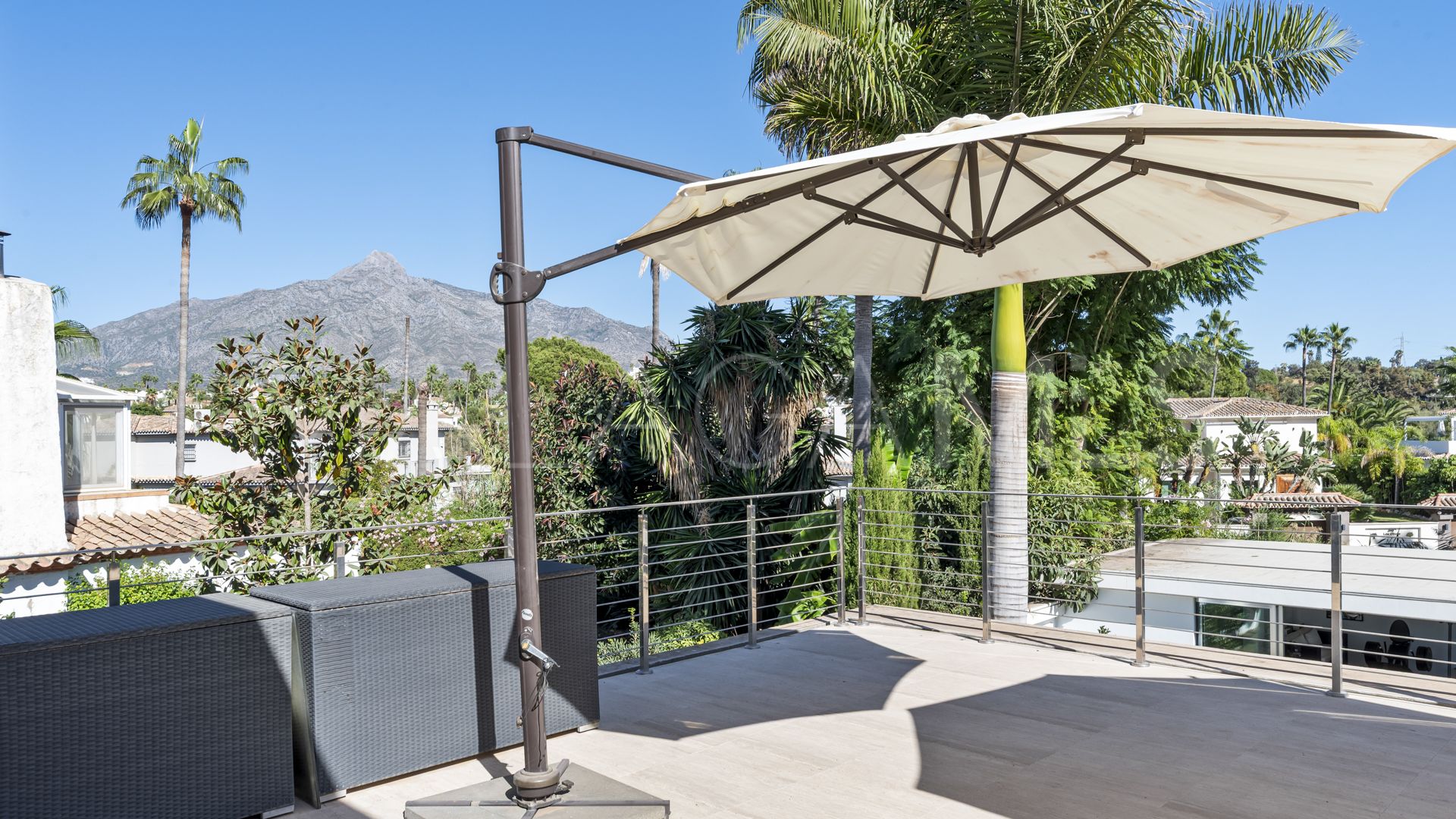 For sale villa with 4 bedrooms in Nueva Andalucia