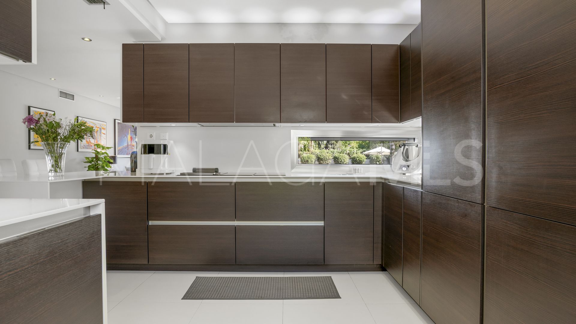 For sale villa with 4 bedrooms in Nueva Andalucia