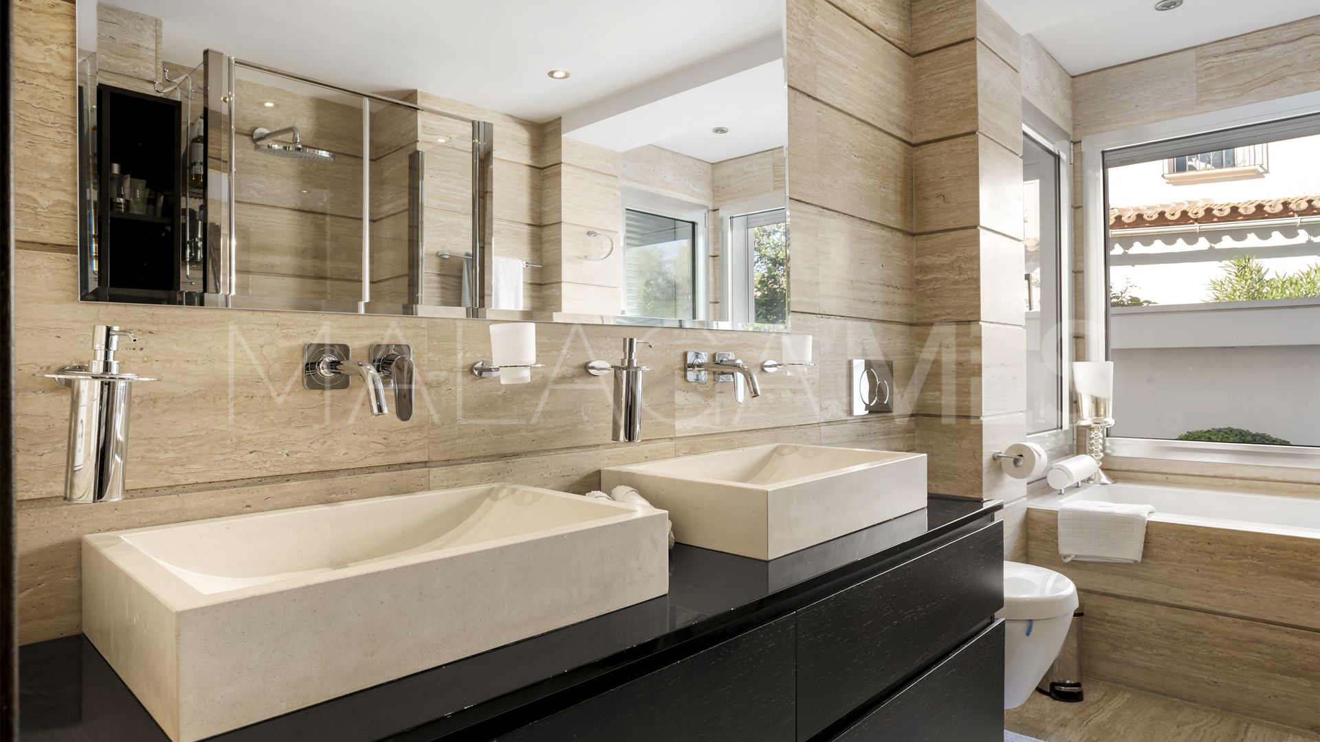 For sale villa with 4 bedrooms in Nueva Andalucia