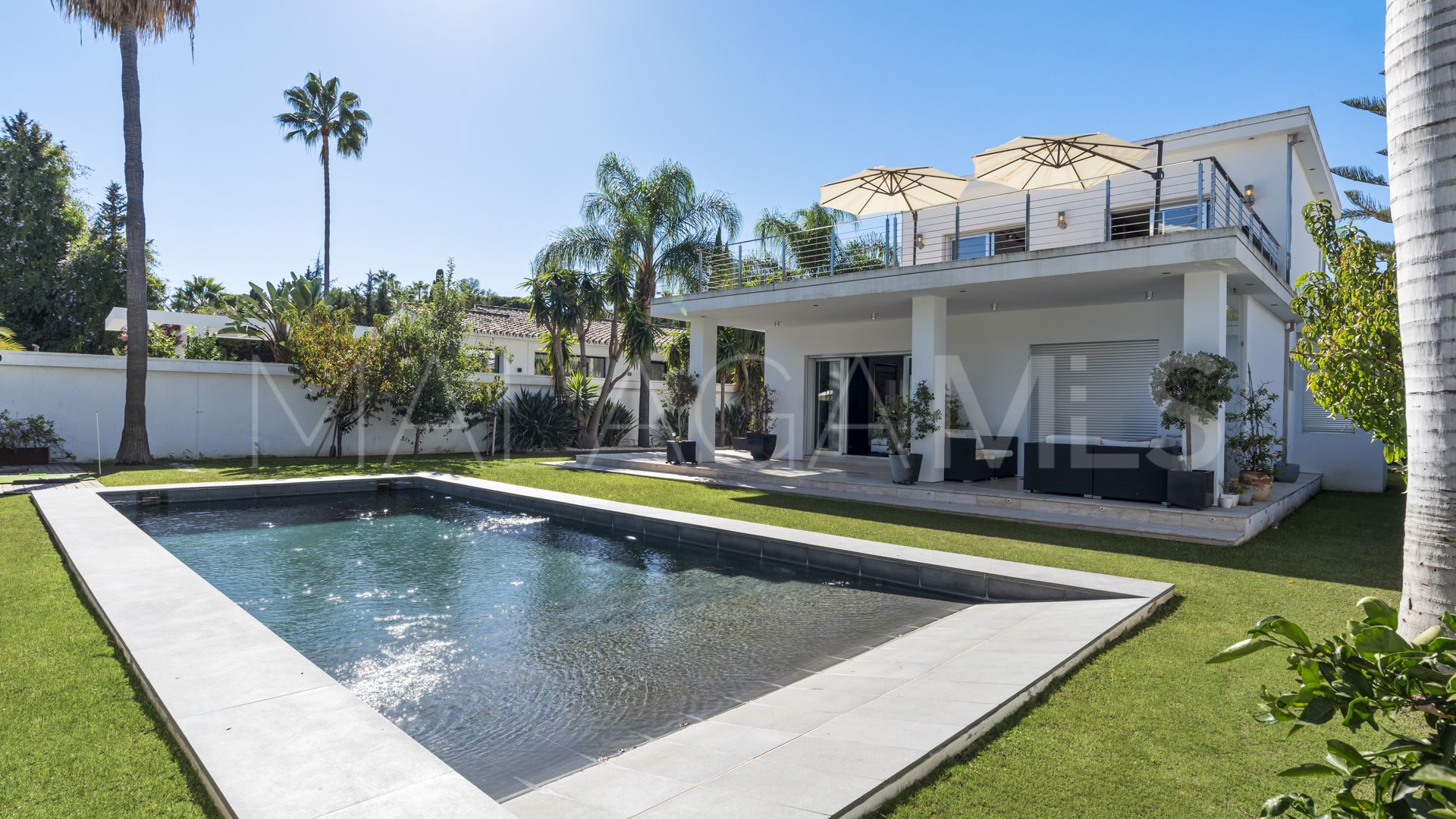 For sale villa with 4 bedrooms in Nueva Andalucia