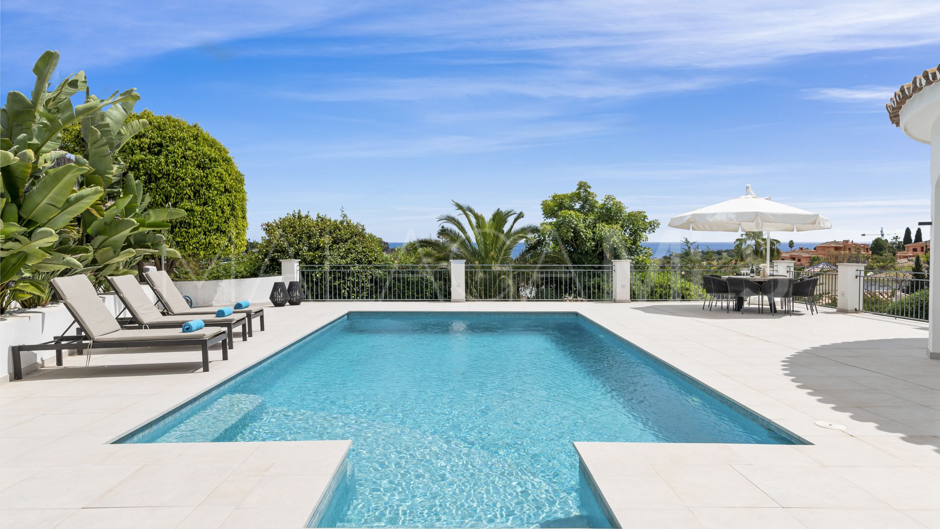 Villa for sale in Altos del Paraiso