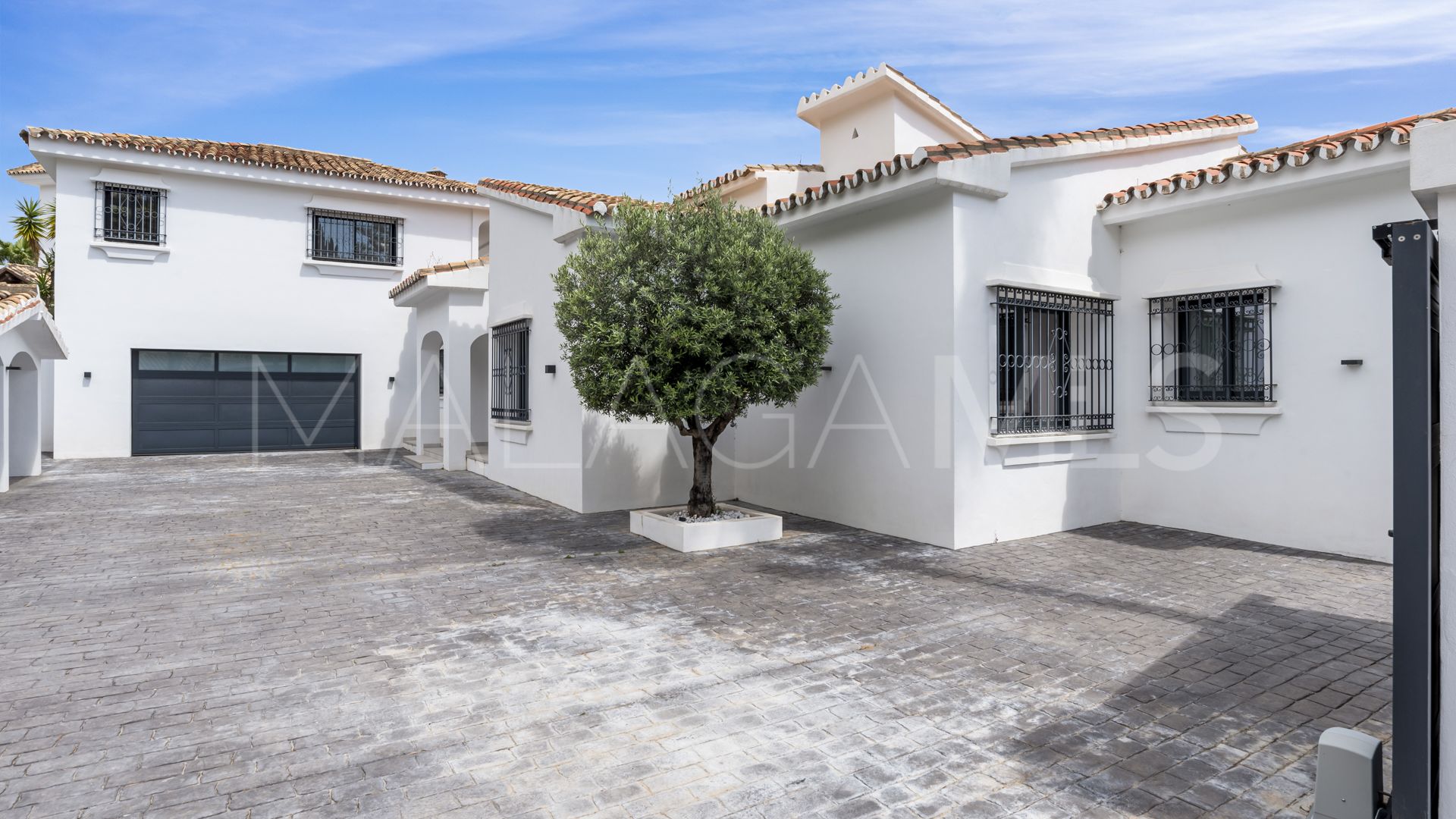 Villa for sale in Altos del Paraiso
