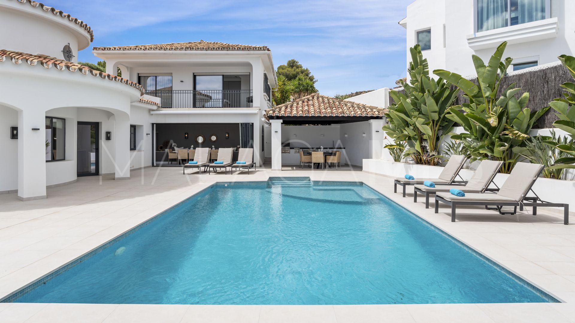 Villa for sale in Altos del Paraiso