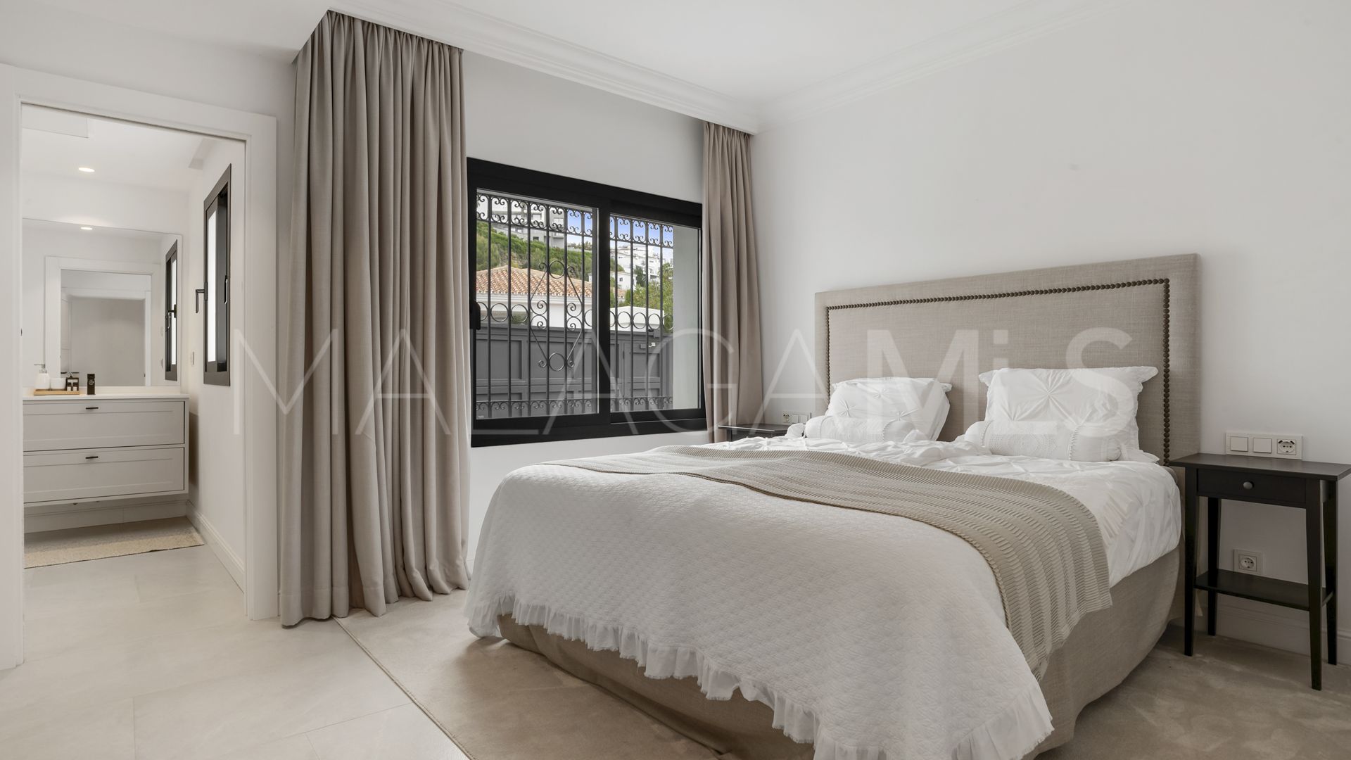Villa for sale in Altos del Paraiso