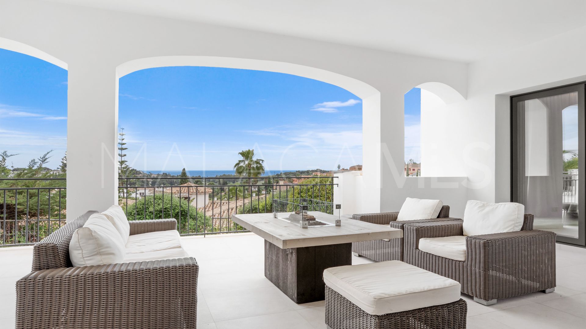 Villa for sale in Altos del Paraiso