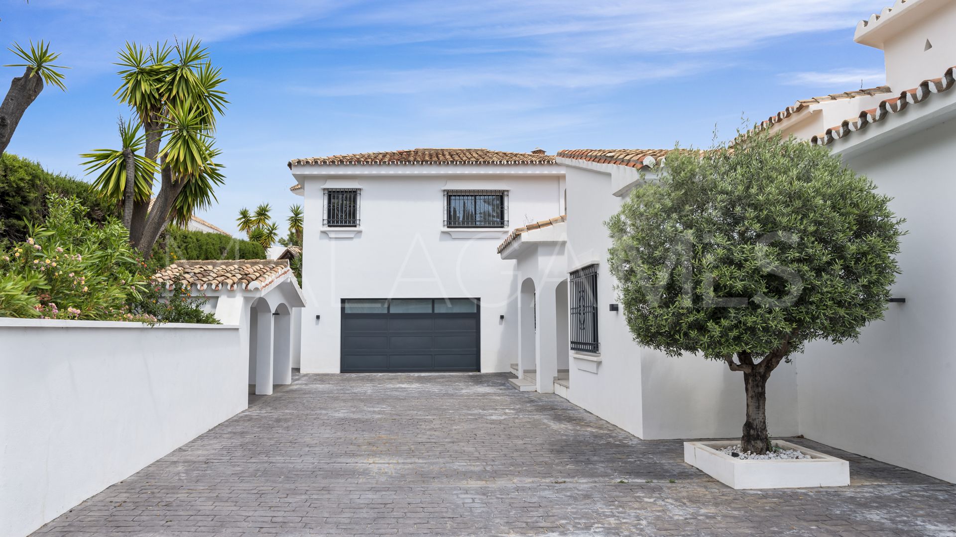 Villa for sale in Altos del Paraiso