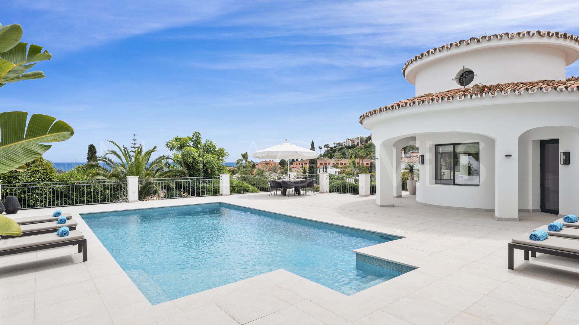 Villa for sale in Altos del Paraiso