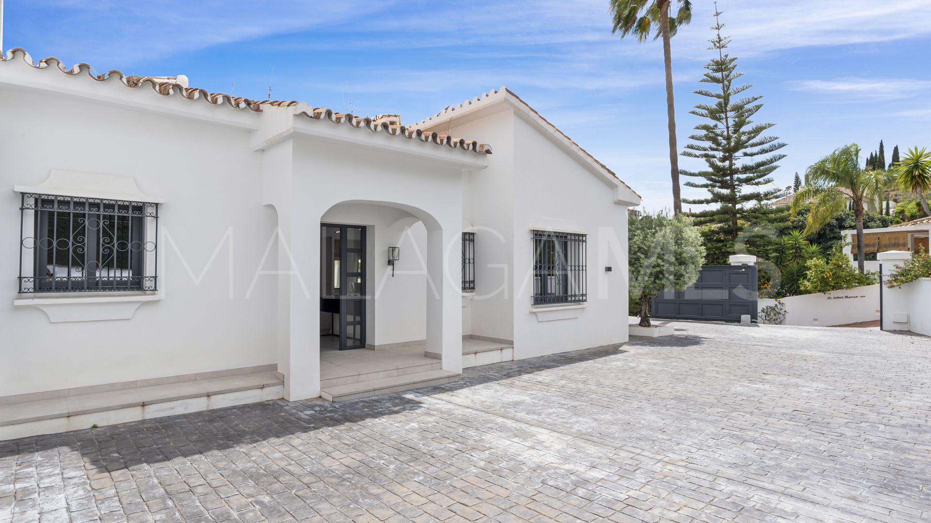 Villa for sale in Altos del Paraiso