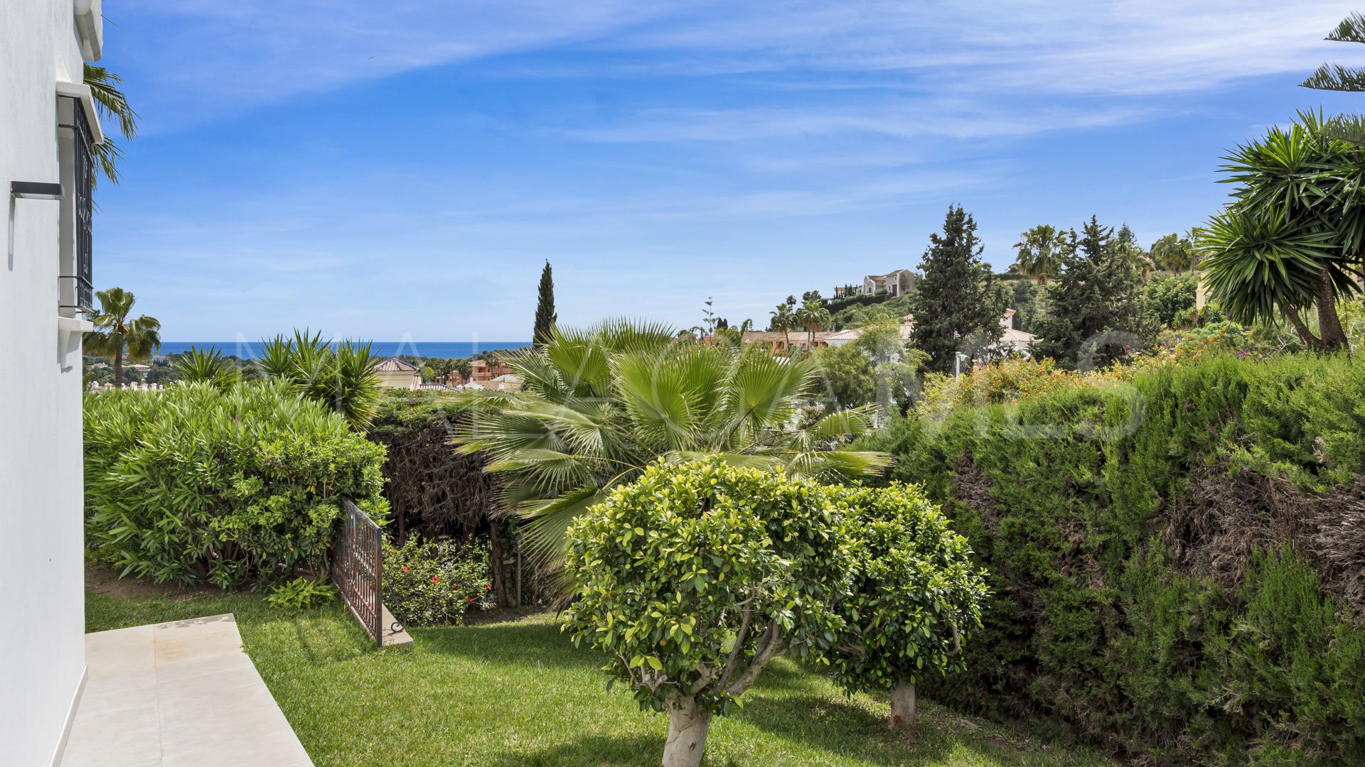 Villa for sale in Altos del Paraiso