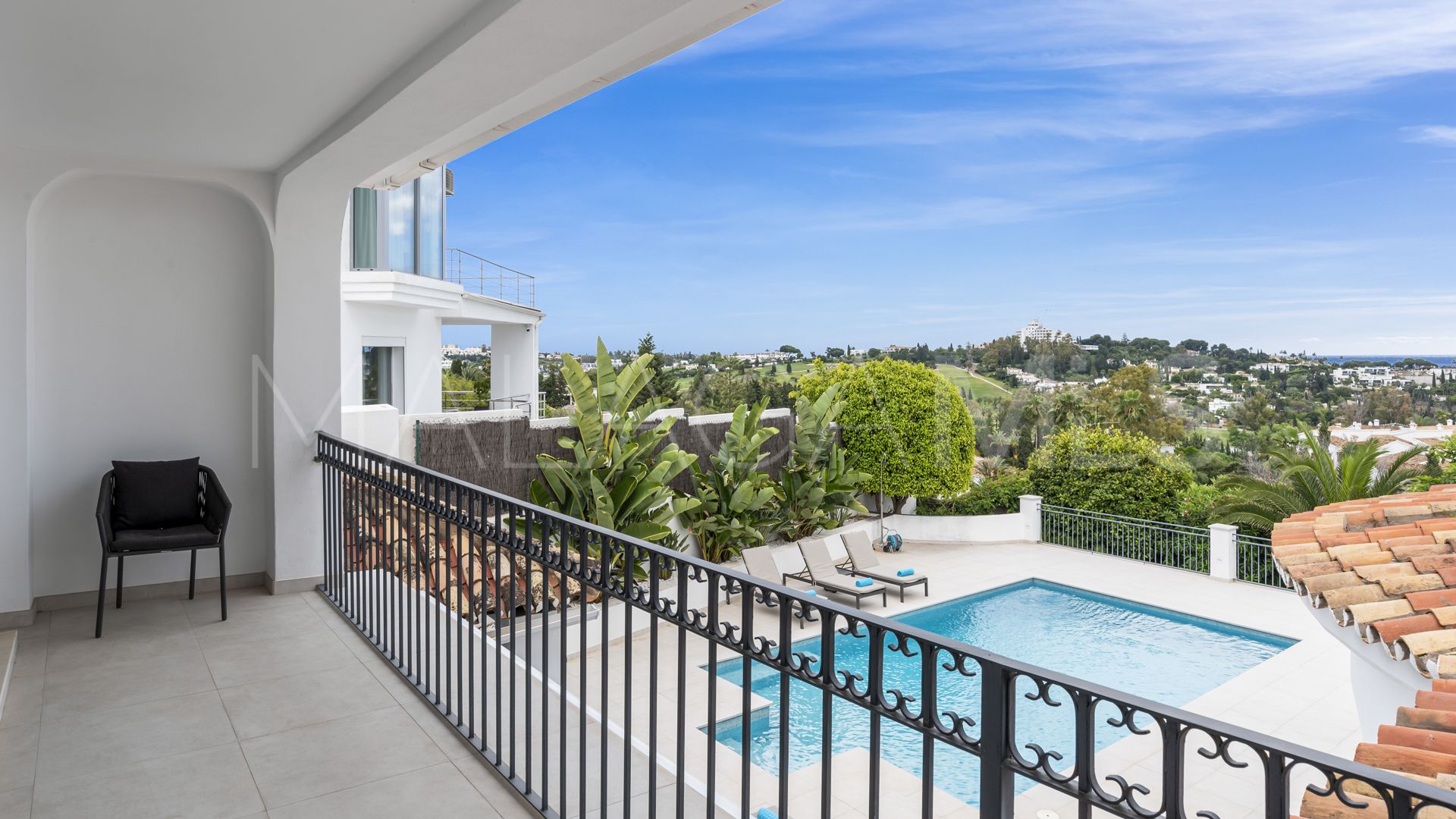 Villa for sale in Altos del Paraiso