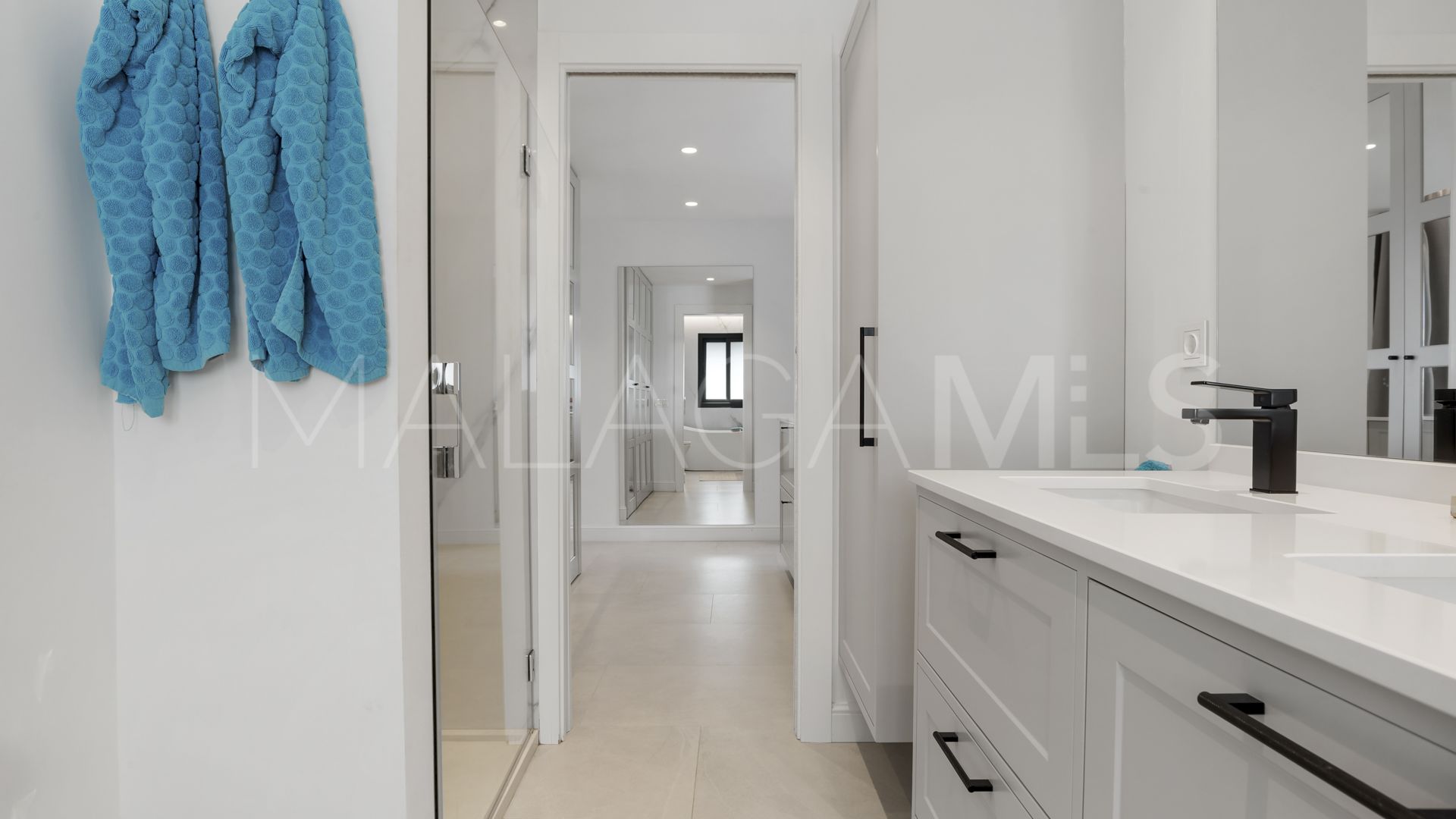 Villa for sale in Altos del Paraiso