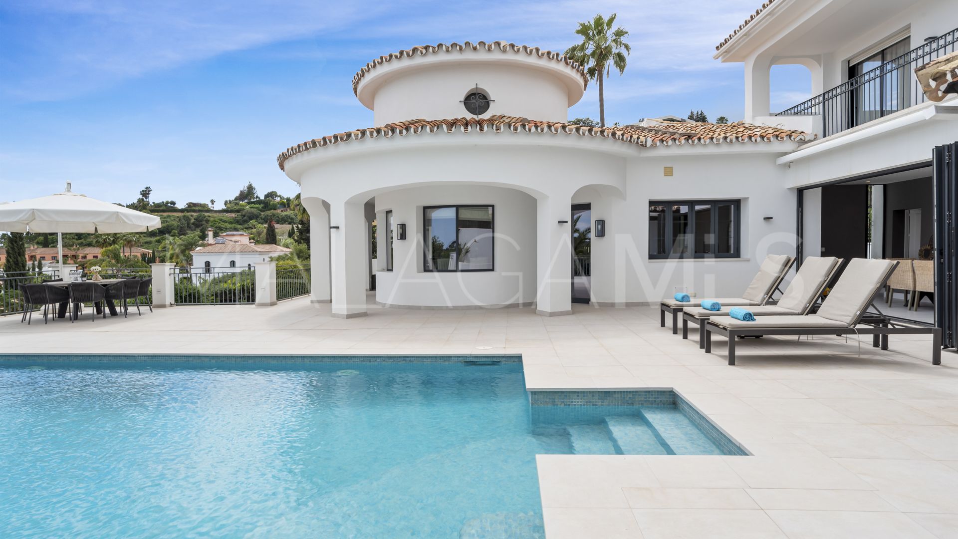 Villa for sale in Altos del Paraiso