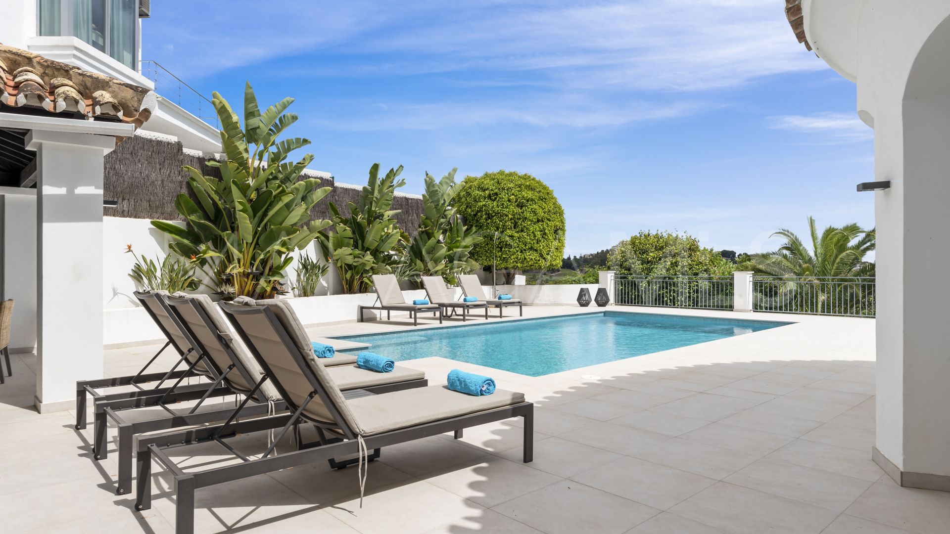 Villa for sale in Altos del Paraiso