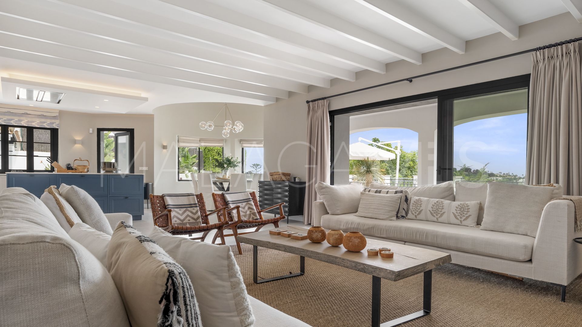Villa for sale in Altos del Paraiso