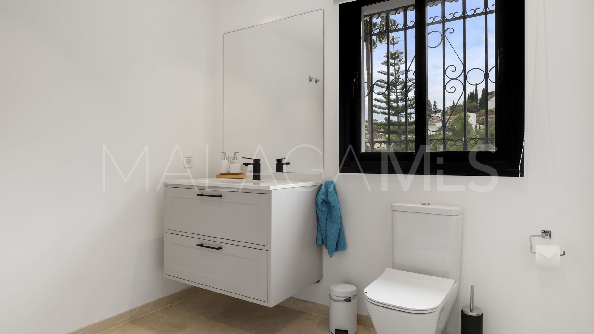 Villa for sale in Altos del Paraiso