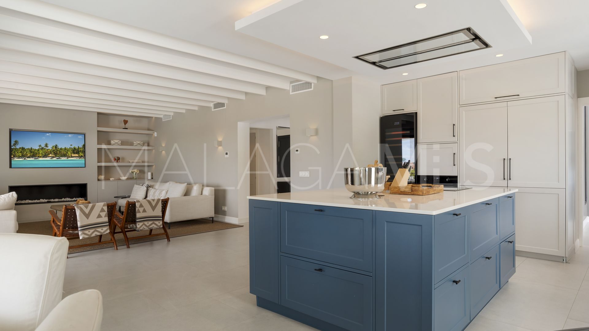 Villa for sale in Altos del Paraiso